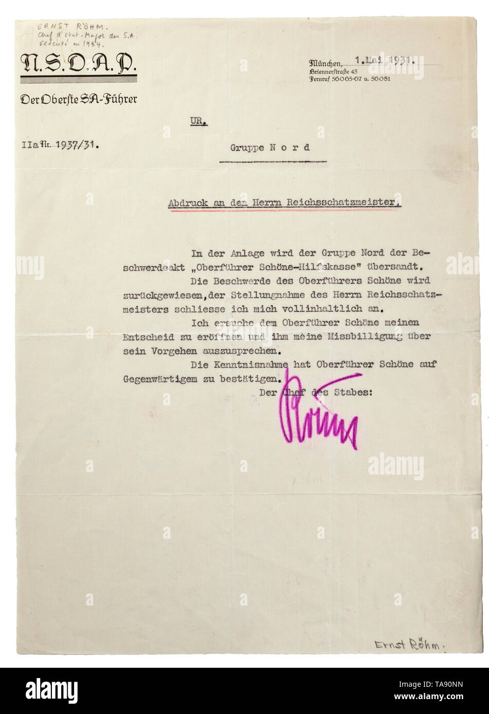 Ernst Röhm - une signature originale du chef suprême de sa lettre datée du 1 mai 1931 concernant un grief du Group North, avec signature originale de Ernst Röhm (1887 - 1934). Pendant une longue période Röhm était le chef de la tempête troupes (Sturmabteilung). Sans procédure judiciaire, Röhm a été abattu le 1er juillet 1934 sur ordre d'Hitler par le commandant des camps de concentration Theodor Eicke. La prétendue "Putsch de Röhm' a été utilisé par Hitler pour l'élimination de ses adversaires politiques. Marques de pliage, dimensions 21 x 29 cm., historique, historique du 20e siècle, années 1930, années 1940, storm, bataillon , Editorial-Use-seulement Banque D'Images