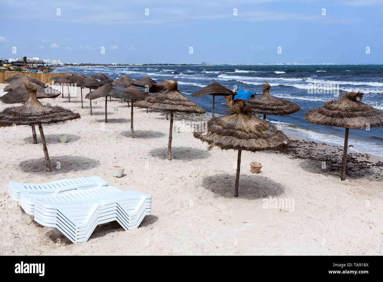 Un Coup De Vent Sur La Mer Des Transats Sont Repliées Sur
