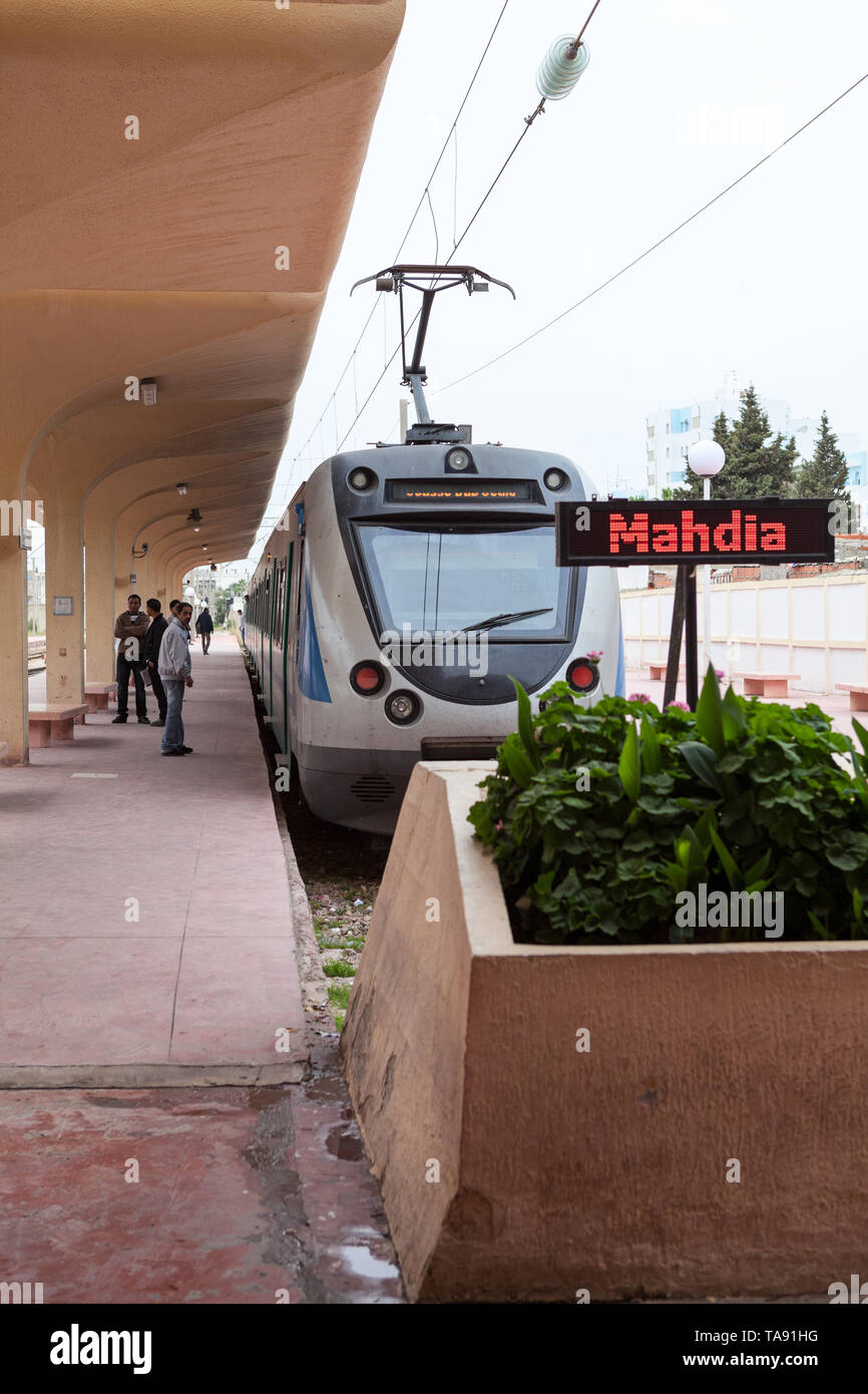 MONASTIR, TUNISIE-vers mai, 2012 : Nouveau train électrique est à Monastir station intermédiaire clé. Le Métro du Sahel est une voie métrique électrifiés, r Banque D'Images