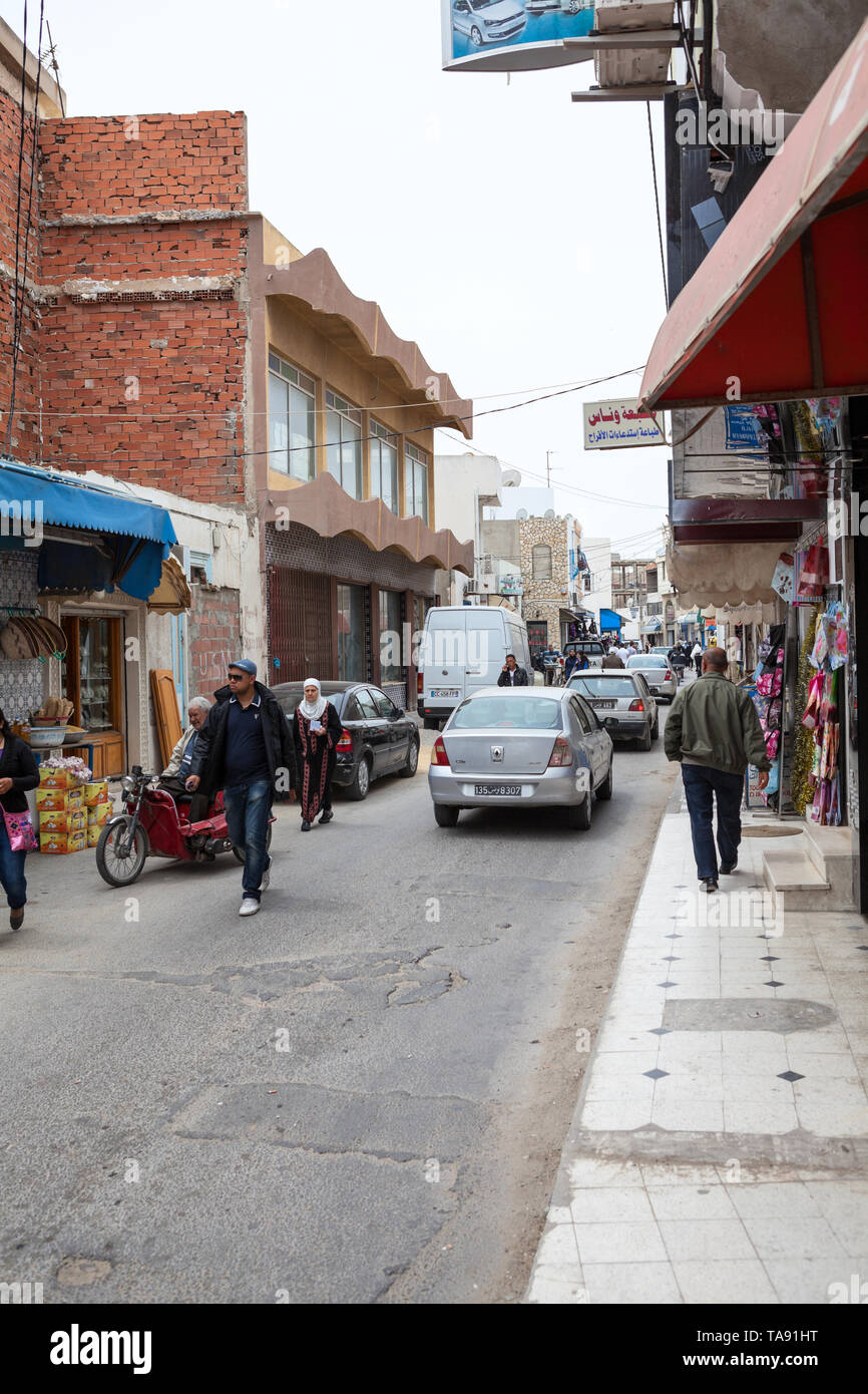 Rue de la ville avec des voitures et des passants dans la ville provinciale de Tunisie, Afrique Banque D'Images