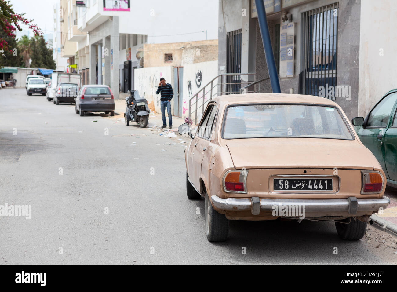 SOUSSE, Tunisie, Afrique-vers mai, 2012 : ruelles de Sousse ville. Vieille voiture est garée sur la route. La Tunisie, l'Afrique Banque D'Images