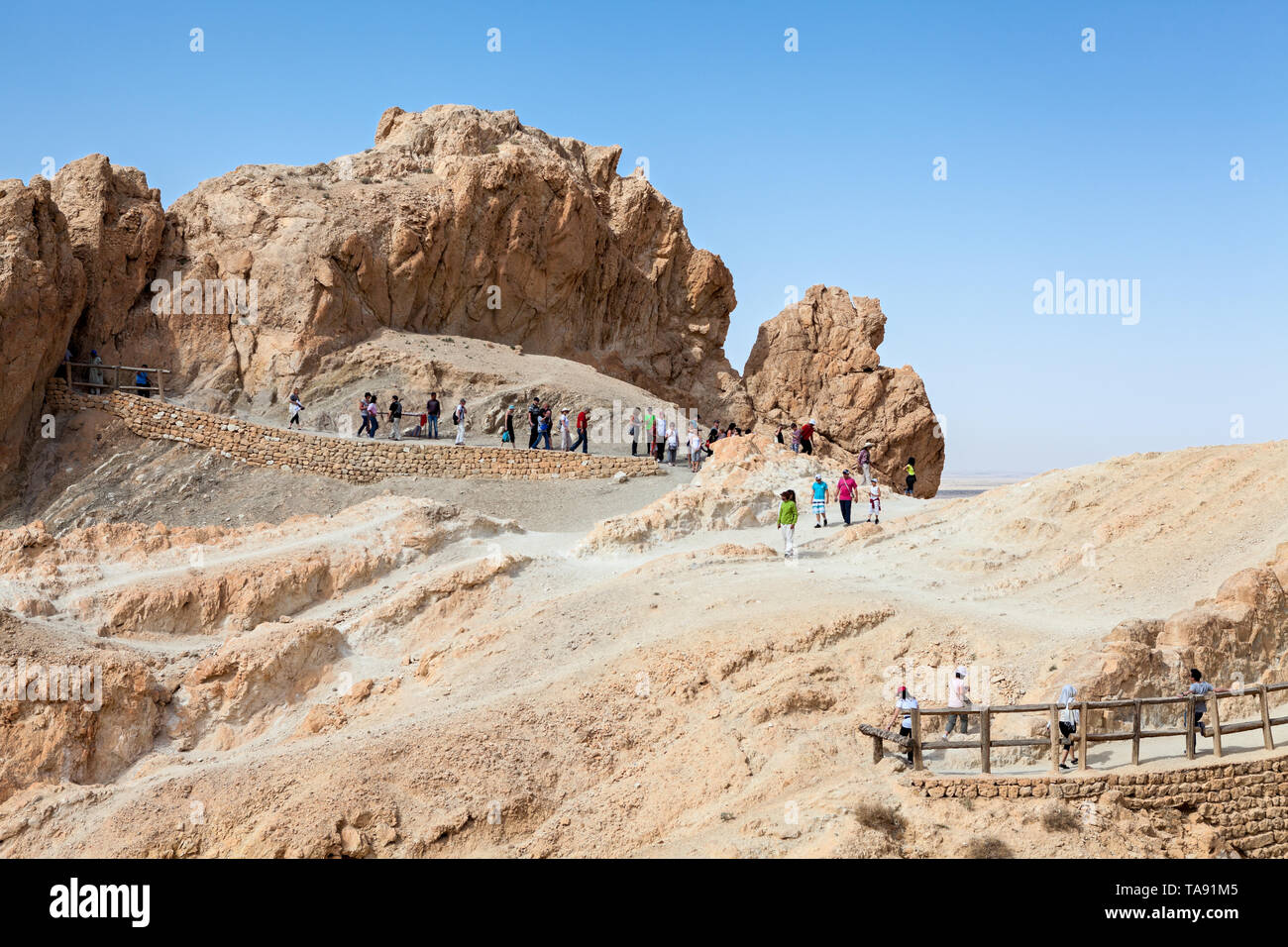 TOZEUR, TUNISIE-vers mai, 2012 : Randonnées à pied sont sur la gamme ski pour les visiteurs. Chebika est une oasis dans la région de Djebel el Negueb mountain. Il est populaire hiki Banque D'Images