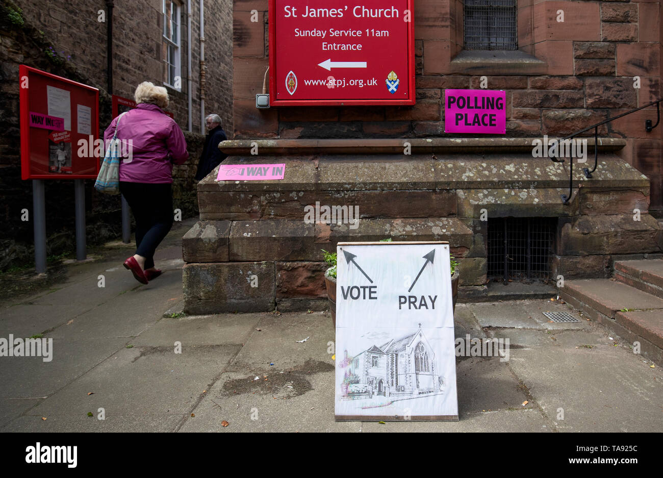 Les panneaux à l'extérieur du bureau de vote au St James' Church à Édimbourg. Banque D'Images