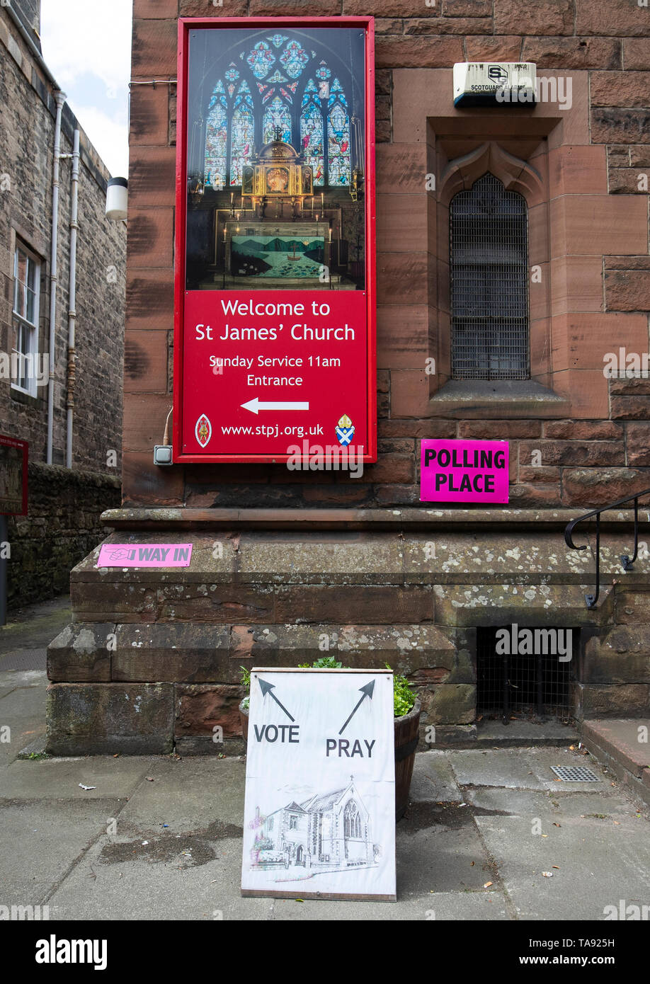 Les panneaux à l'extérieur du bureau de vote au St James' Church à Édimbourg. Banque D'Images