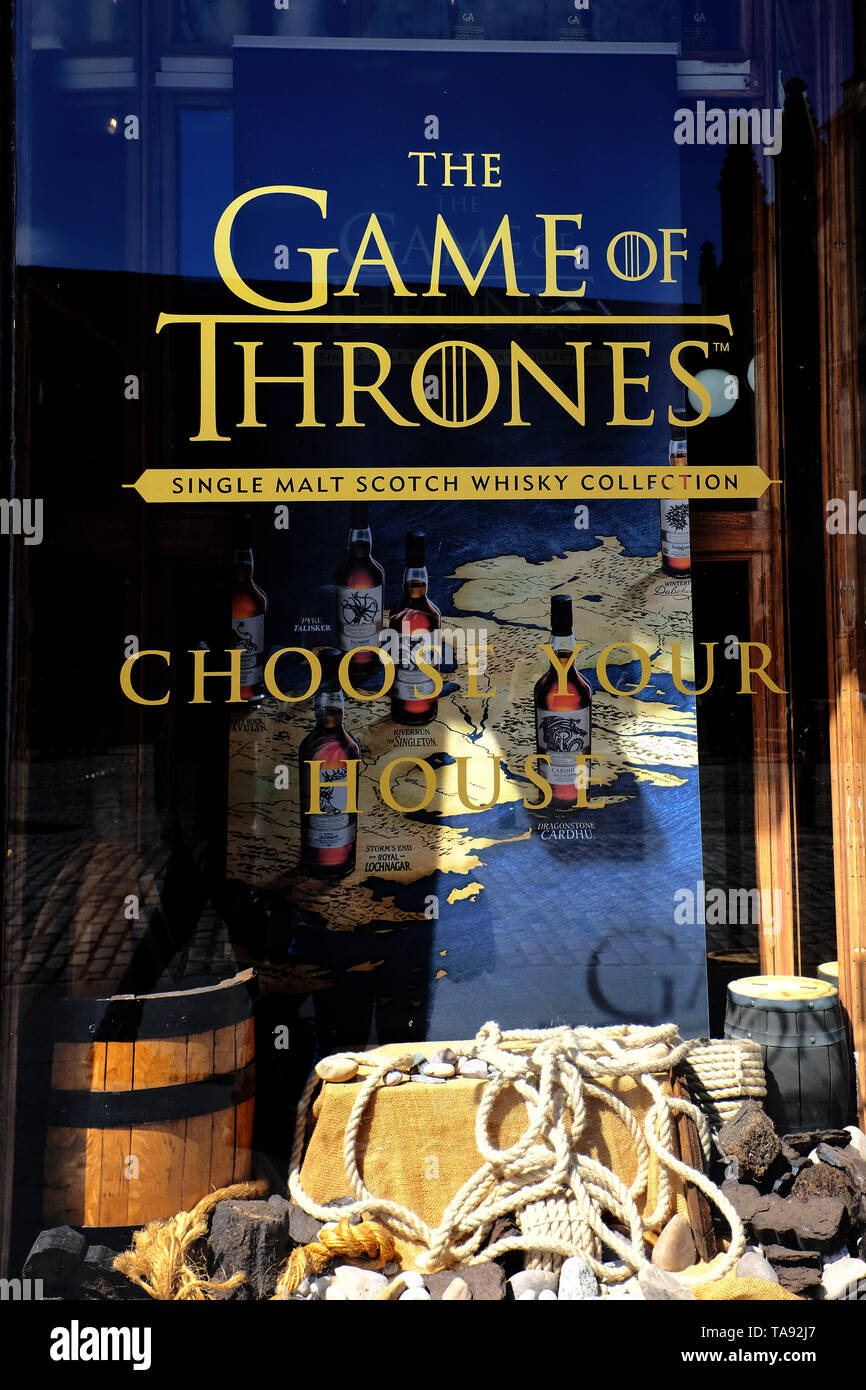 Royal Mile, un café, un magasin qui vend le jeu des trônes's limited edition. En raison de l'énorme succès de la série TV Game of Thrones, Talisker realased Banque D'Images
