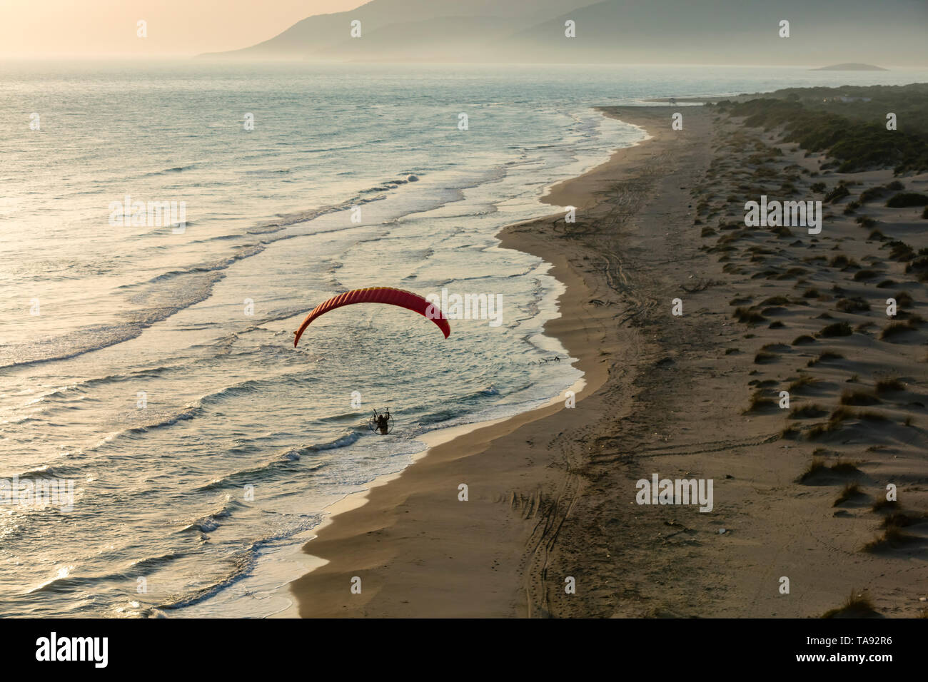 Pilote paramoteur voler sur les dix mille de long plage de Patara, aérienne, Antaya, Turquie. (MR) Banque D'Images
