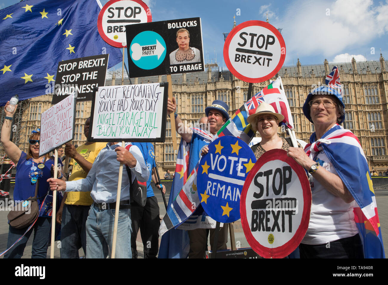 Londres, Royaume-Uni. 22 mai 2019. Laissez-Pro et pro-manifestants restent en dehors du débat de la Chambre du Parlement, Westminster. Les députés poser des questions au premier ministre à la Chambre des communes. Banque D'Images