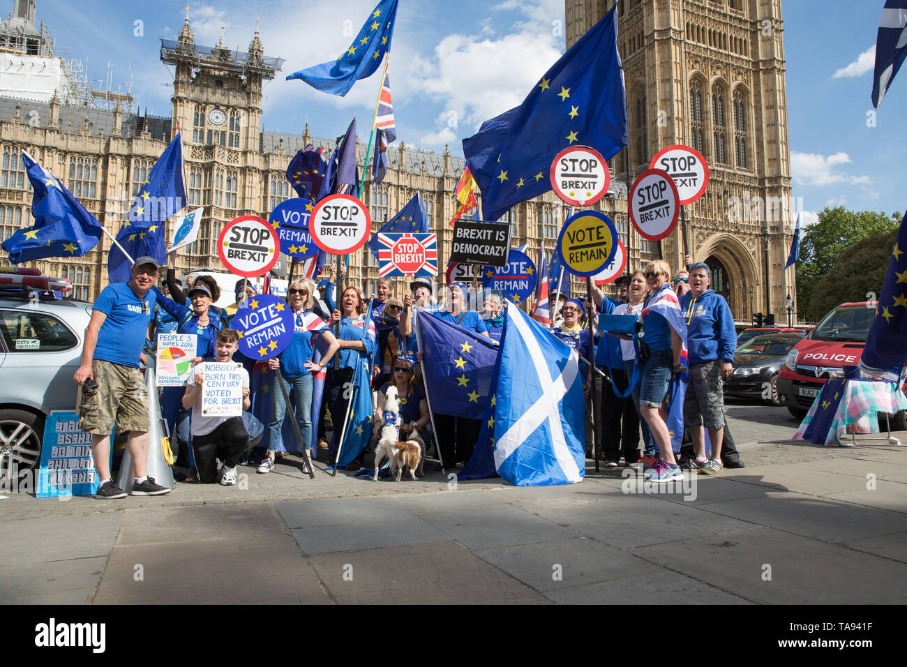 Londres, Royaume-Uni. 22 mai 2019. Laissez-Pro et pro-manifestants restent en dehors du débat de la Chambre du Parlement, Westminster. Les députés poser des questions au premier ministre à la Chambre des communes. Banque D'Images