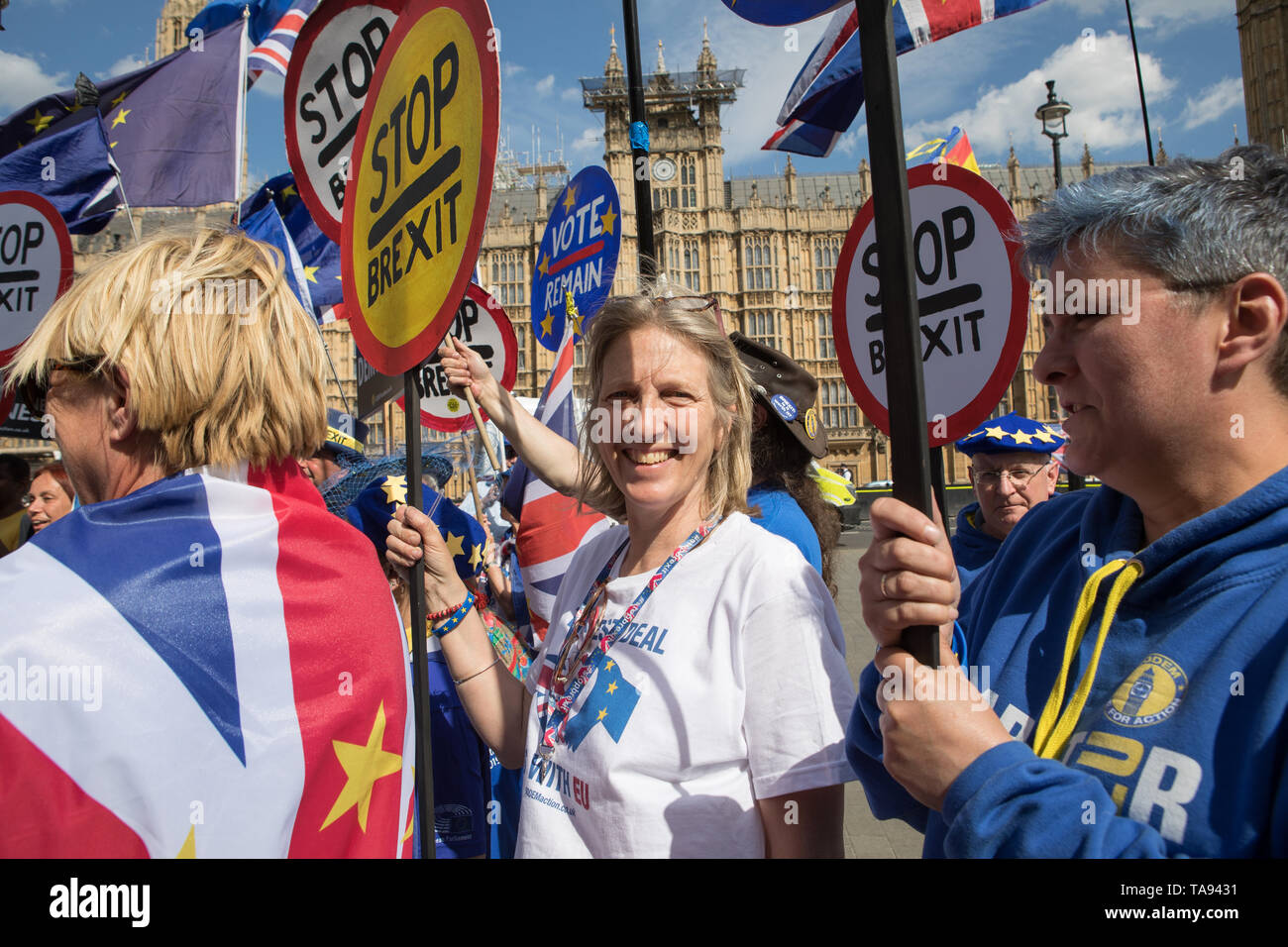 Londres, Royaume-Uni. 22 mai 2019. Laissez-Pro et pro-manifestants restent en dehors du débat de la Chambre du Parlement, Westminster. Les députés poser des questions au premier ministre à la Chambre des communes. Banque D'Images