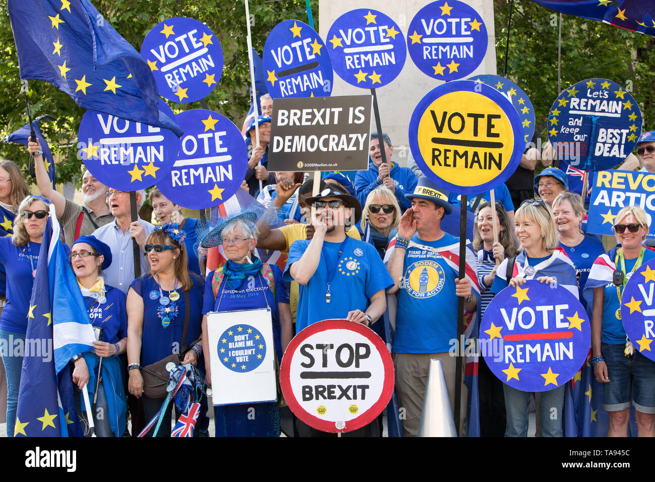 Londres, Royaume-Uni. 22 mai 2019. Laissez-Pro et pro-manifestants restent en dehors du débat de la Chambre du Parlement, Westminster. Les députés poser des questions au premier ministre à la Chambre des communes. Banque D'Images