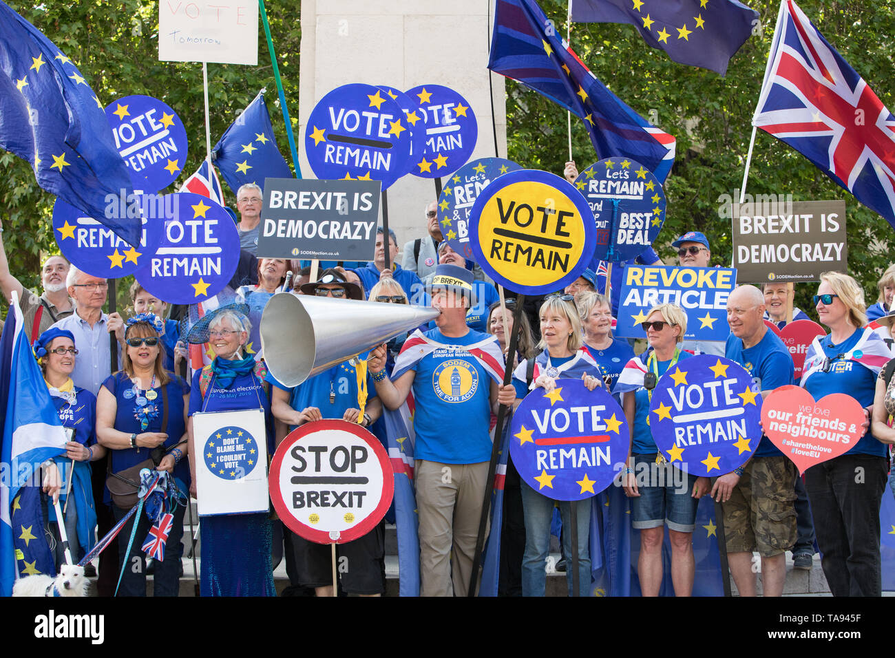 Londres, Royaume-Uni. 22 mai 2019. Laissez-Pro et pro-manifestants restent en dehors du débat de la Chambre du Parlement, Westminster. Les députés poser des questions au premier ministre à la Chambre des communes. Banque D'Images