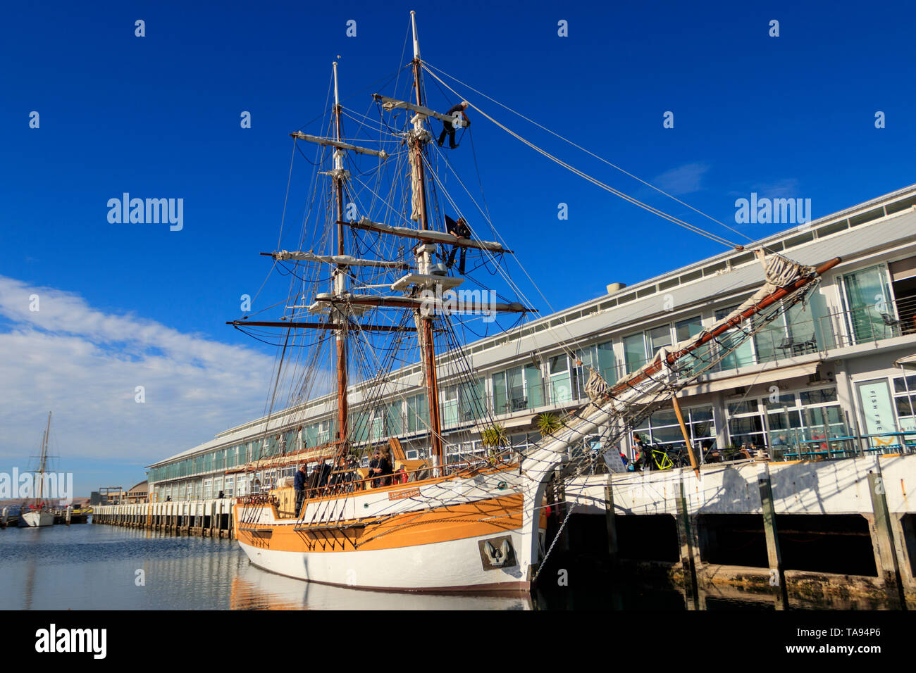 Le navire à voile Lady Nelson attaché à Elizabeth Street Pier dans le secteur riverain de Hobart en Tasmanie en Australie. Le Lady Nelson est un replic Banque D'Images