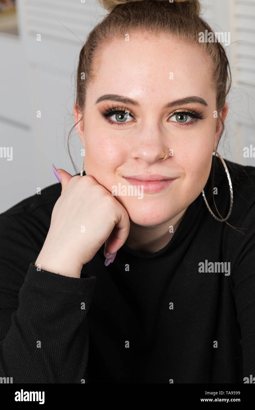 Jolie femme de 19 ans, souriant et Looking at Camera, USA Banque D'Images