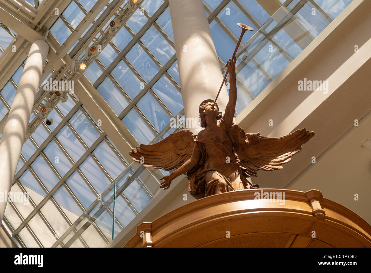 Charles Engelhard court dans l'aile de l'art américain, le Metropolitan Museum of Art, NYC, Etats-Unis Banque D'Images