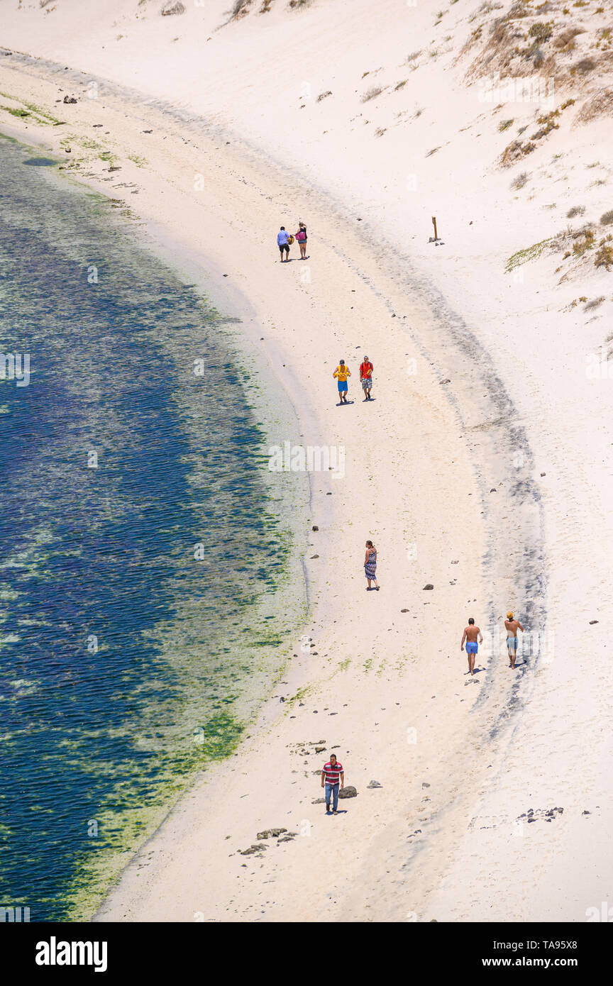 Les gens qui marchent sur la plage balandra de La Paz, au Mexique. Banque D'Images