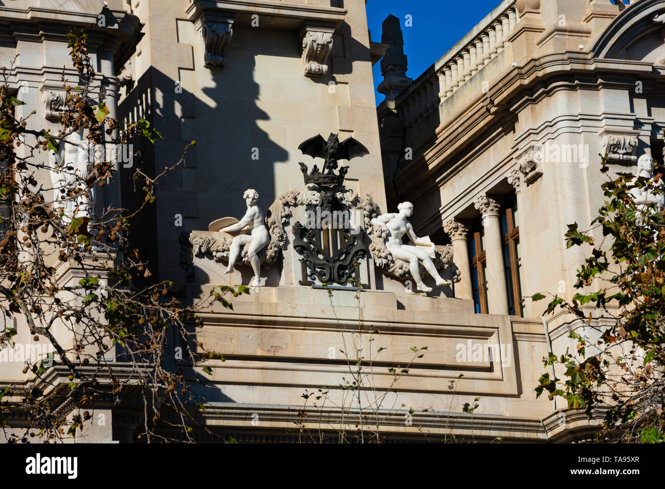 Valence, Espagne. Le 5 février 2019. Statues de l'hôtel de ville (Edificio del Ayuntamiento). Place de l'hôtel de ville Banque D'Images