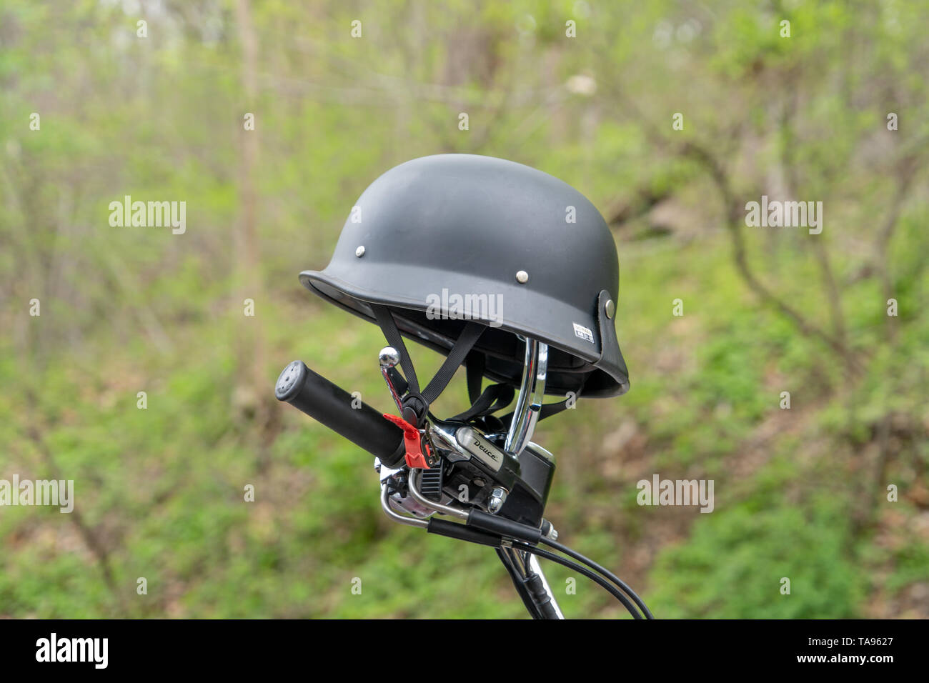 Retro style Allemand casque de moto sur une HARLEY-DAVIDSON DEUCE guidon  Photo Stock - Alamy