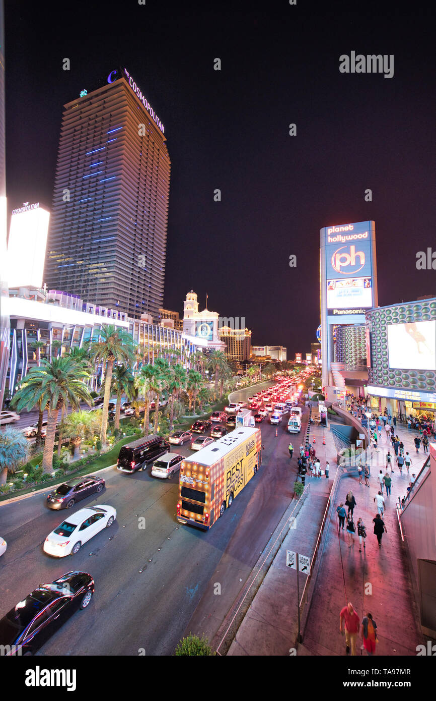 LAS VEGAS, NV - 29 juin 2018 : car le trafic de nuit le long du Strip Avenue. Las Vegas est connue sous le nom de Sin City, ville des lumières, le jeu capitale de la W Banque D'Images