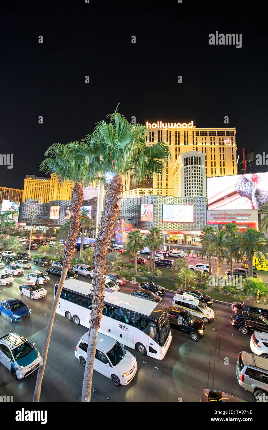 LAS VEGAS, NV - 29 juin 2018 : car le trafic de nuit le long du Strip Avenue. Las Vegas est connue sous le nom de Sin City, ville des lumières, le jeu capitale de la W Banque D'Images