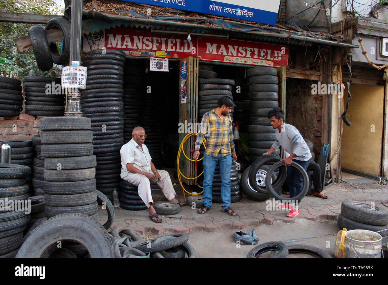 PUNE, Maharashtra, février 2019, les travailleurs de garage et atelier de réparation de crevaison. Banque D'Images