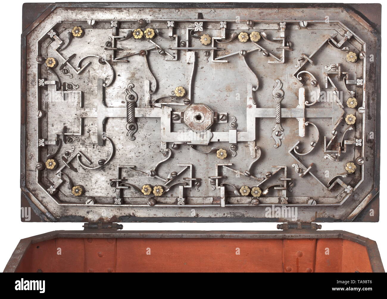 Un trésor de guerre Baroque Allemand, probablement vers 1760, Nuremberg corps rectangulaire de tôle de fer, les coins orné de pilastres surmontées de chapiteaux composites. Plaque de base à épaulement sur socle en bois. Deux poignées rabattables sur les côtés. Couvercle légèrement bombé entouré d'une garniture robuste. Cache serrure avec mécanisme secret et appliquée d'une décharge de lion de bronze, à côté deux rosettes ornement riveté. Élaborer, mécanisme de fermeture poli finement avec 16 verres (un verrou endommagé) et appliqué en forme de fleur rosettes en laiton. Chapelet d'origine intact avec ward, ou Additional-Rights Clearance-Info,--Not-Available Banque D'Images