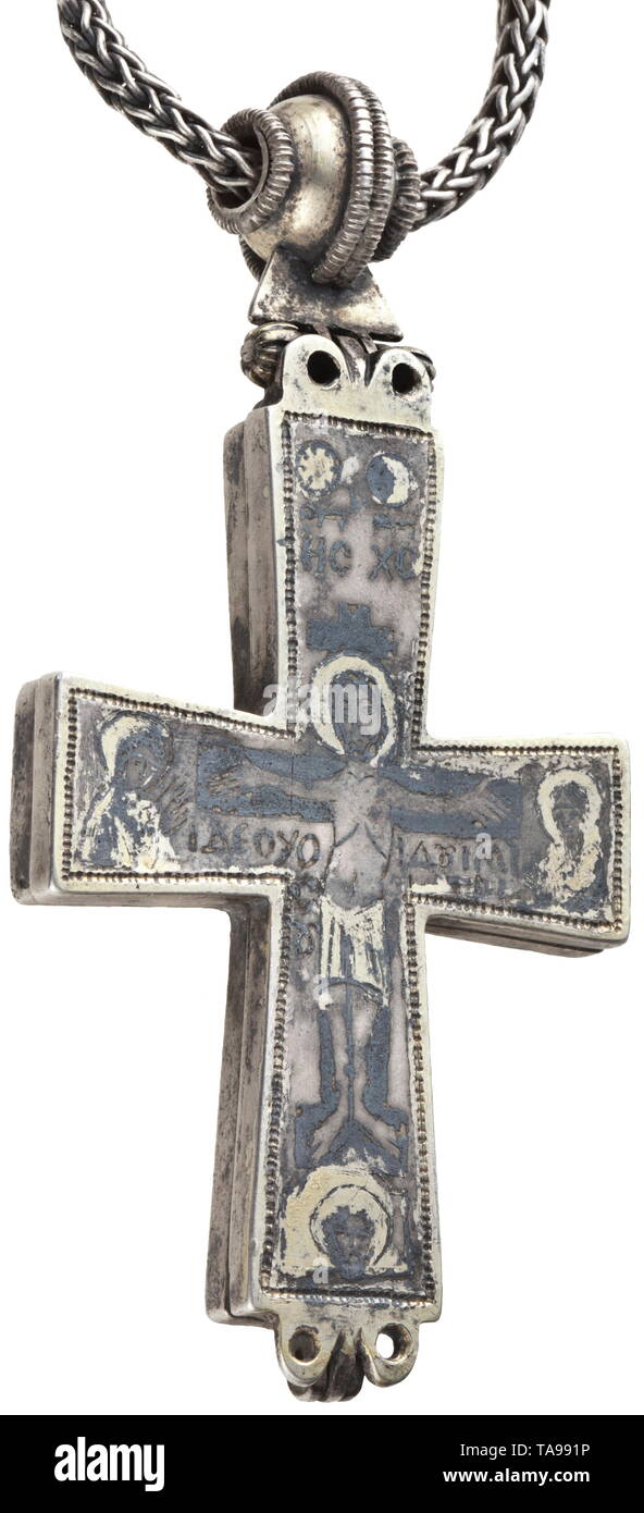 Un encolpion byzantin, de l'argent avec collier, 10ème - 11ème siècle Deux-pièces croix reliquaire, de charnières sur le bas et avec suspension mobile en haut. Perle biconique avec décoration en filigrane de chaque côté et sur le bord au-dessus de la plaque de charnière triangulaire. Lacés par cette suspension un énorme collier de la sétaire verte de 5 mm de diamètre. La fermeture est un médaillon doré avec anneaux latéraux et de la frontière, à laquelle la chaîne extrémités sont reliées par des perles en forme de tonneau avec des frontières en filigrane. Les surfaces intérieures avec n moyen âge, Additional-Rights Clearance-Info-Not-Available- Banque D'Images