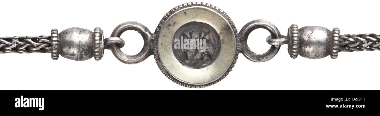 Un encolpion byzantin, de l'argent avec collier, 10ème - 11ème siècle Deux-pièces croix reliquaire, de charnières sur le bas et avec suspension mobile en haut. Perle biconique avec décoration en filigrane de chaque côté et sur le bord au-dessus de la plaque de charnière triangulaire. Lacés par cette suspension un énorme collier de la sétaire verte de 5 mm de diamètre. La fermeture est un médaillon doré avec anneaux latéraux et de la frontière, à laquelle la chaîne extrémités sont reliées par des perles en forme de tonneau avec des frontières en filigrane. Les surfaces intérieures avec n moyen âge, Additional-Rights Clearance-Info-Not-Available- Banque D'Images