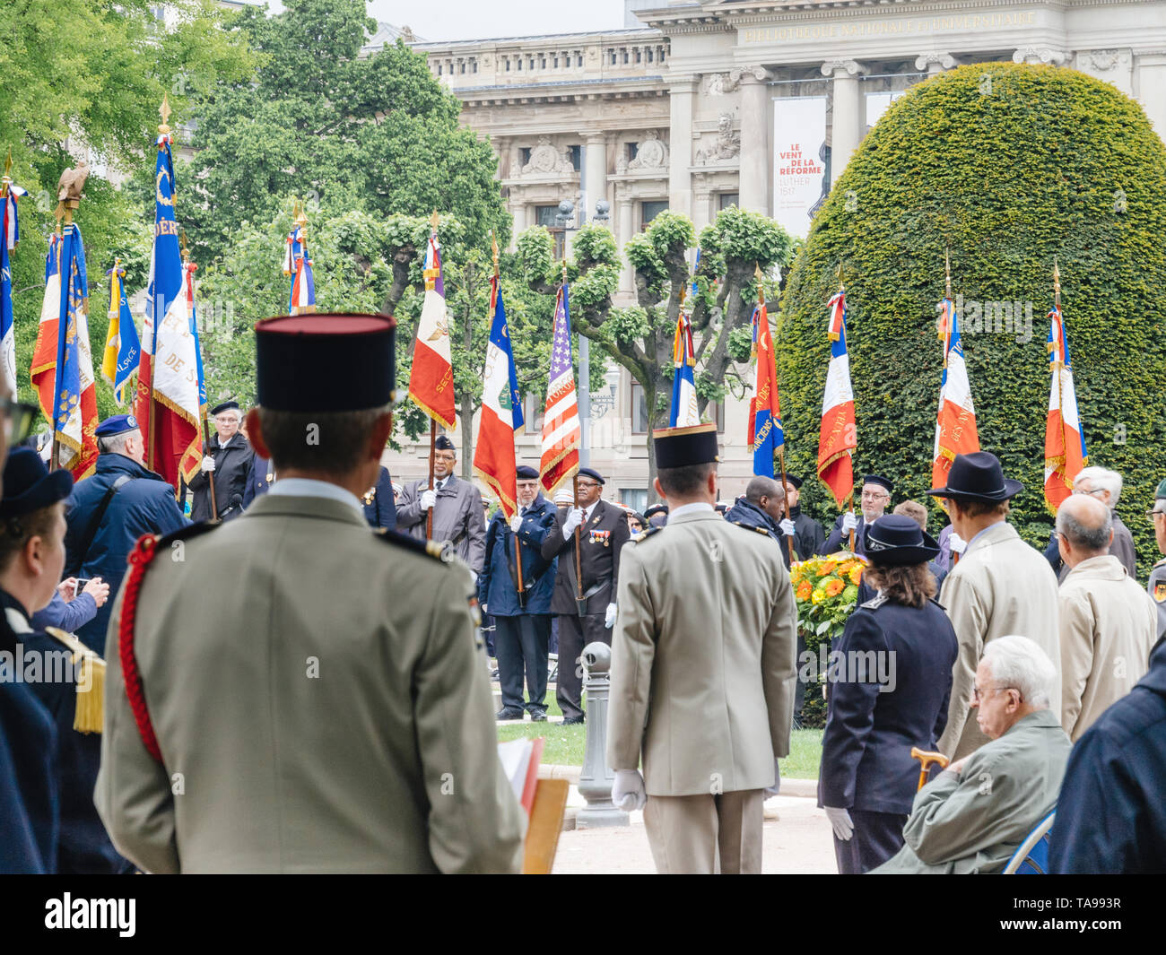 STRASBOURG, FRANCE - Le 8 mai 2017 : cérémonie pour marquer des alliés de l'Ouest Deux victoire en Europe de l'armistice marquant le 72e anniversaire de 1945 - soldats holding United States et drapeaux français Banque D'Images