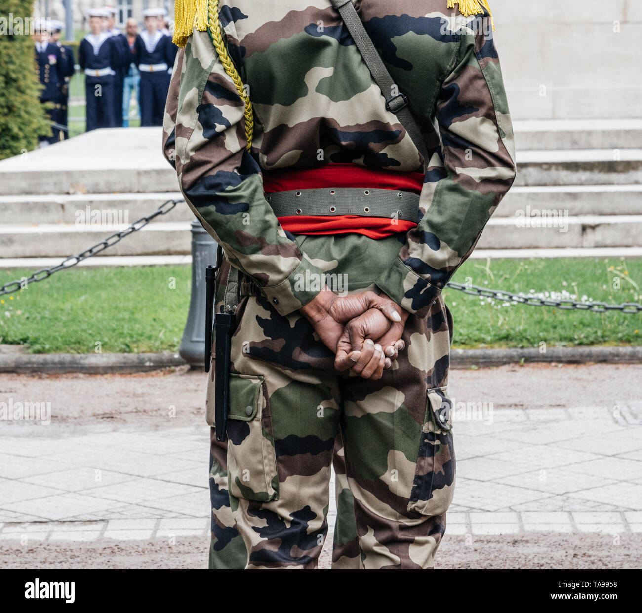 Vue arrière du soldat noir origine méconnaissable rendant hommage à la cérémonie pour marquer des alliés de l'Ouest Deux victoire la 72e anniversaire de la victoire sur l'Allemagne nazie en 1945 Banque D'Images