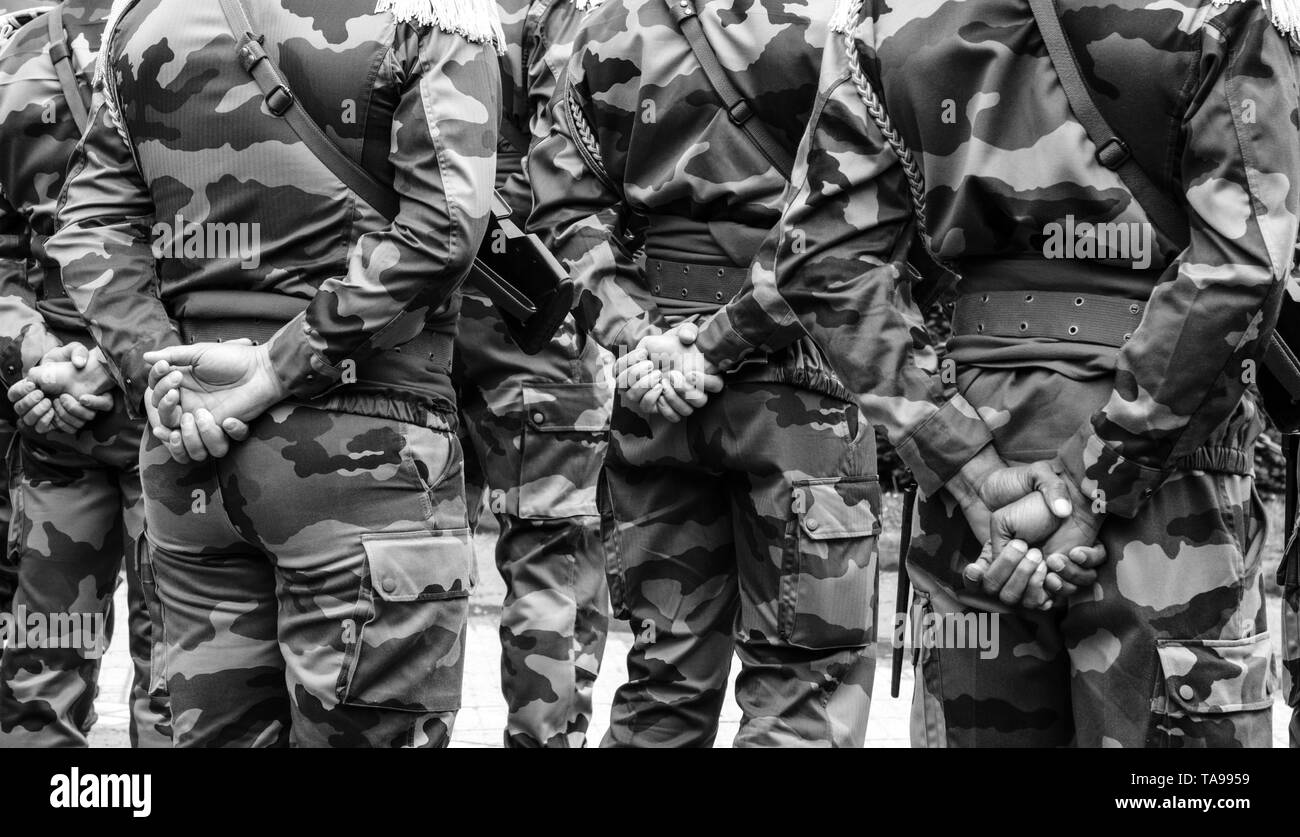 Vue arrière du soldat méconnaissables lors d'une cérémonie pour marquer des alliés de l'Ouest Deux victoire en Europe de l'armistice marquant le 72e anniversaire de la victoire sur l'Allemagne nazie en 1945 Banque D'Images