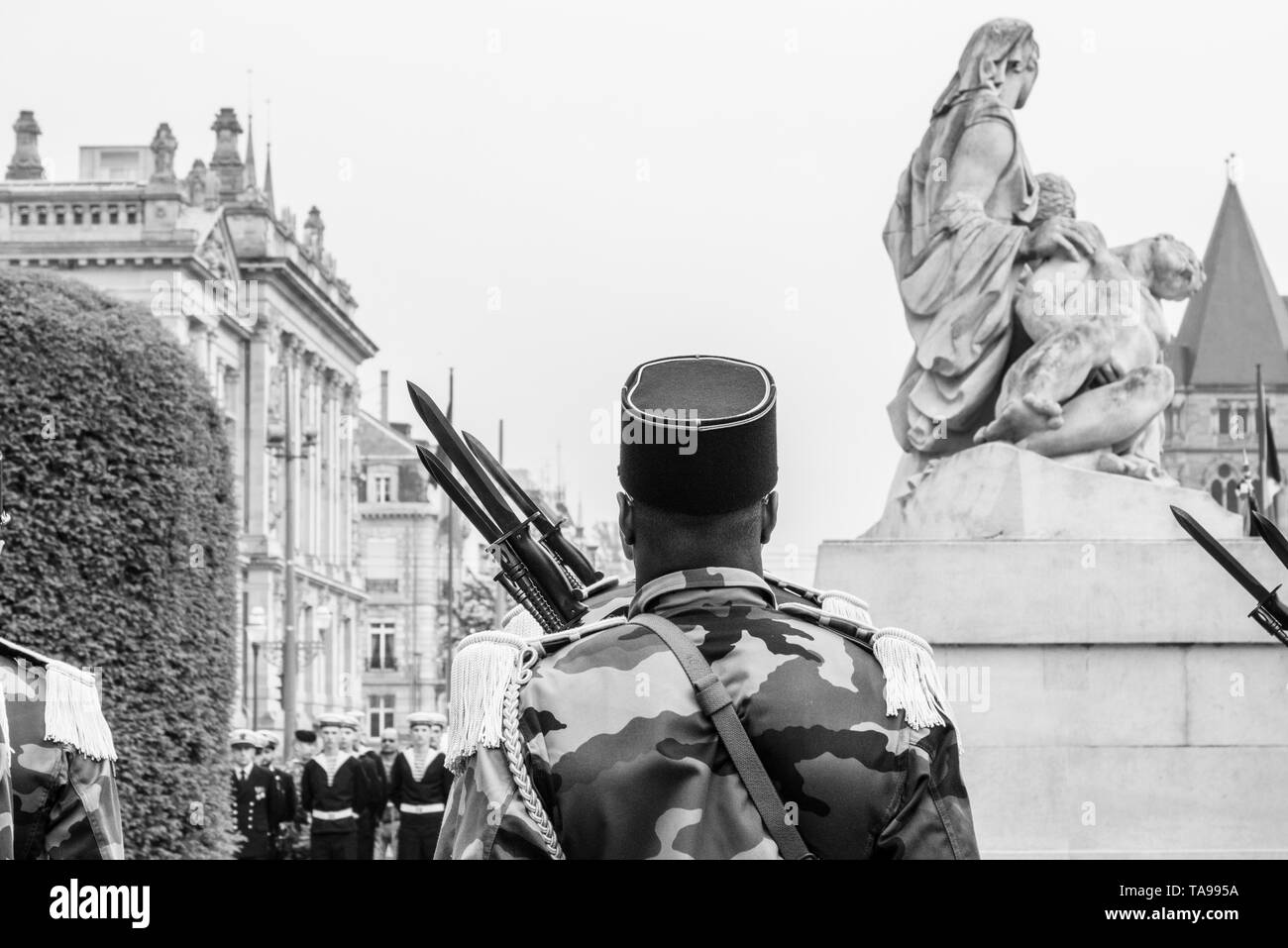 Soldat noir origine lors d'une cérémonie pour marquer des alliés de l'Ouest Deux victoire en Europe Armistice rendant hommage à l'avant du Monument aux morts de Strasbourg image monochrome Banque D'Images