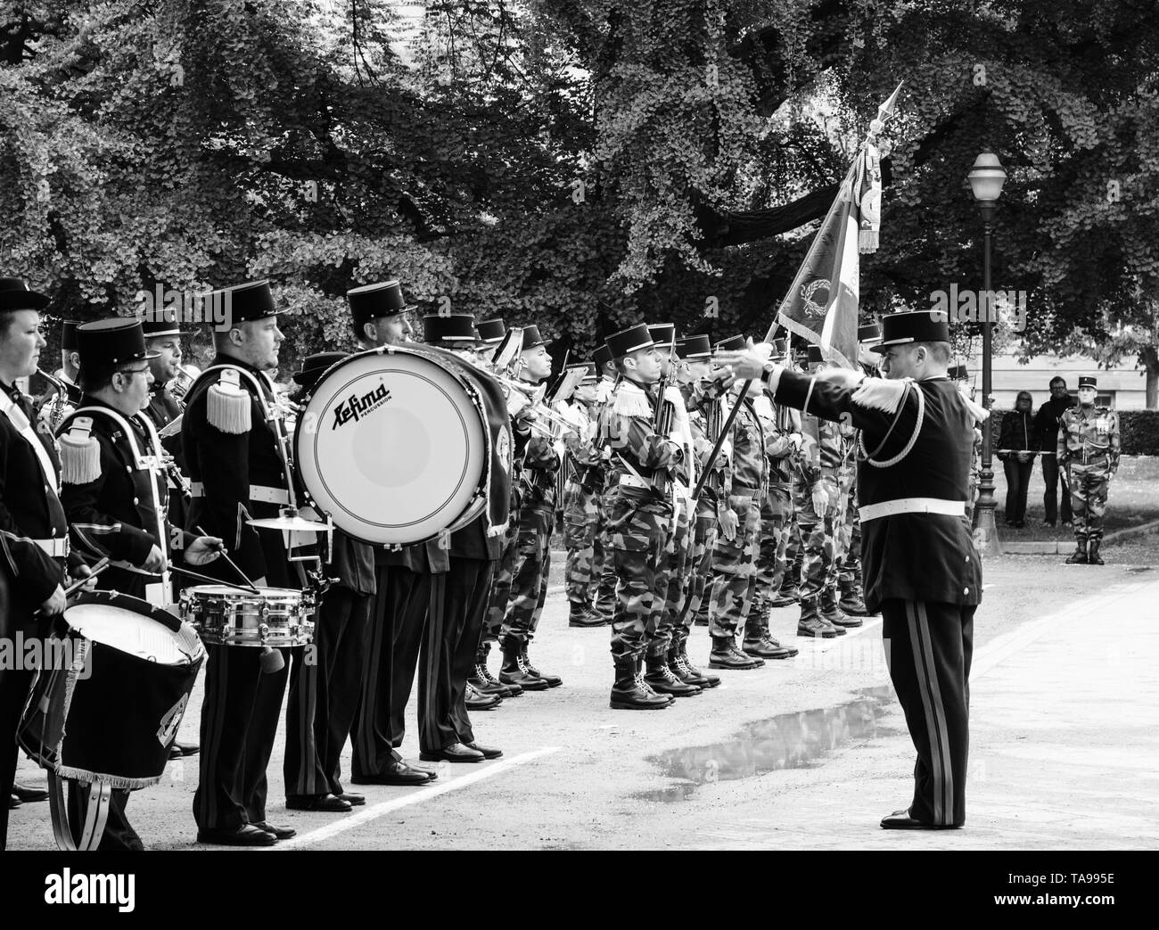 STRASBOURG, FRANCE - Le 8 mai 2017 : l'orchestre militaire avec l'homme d'orchestre lors d'une cérémonie pour marquer des alliés de l'Ouest Deux victoire en Europe de l'armistice marquant le 72e anniversaire de la victoire Banque D'Images