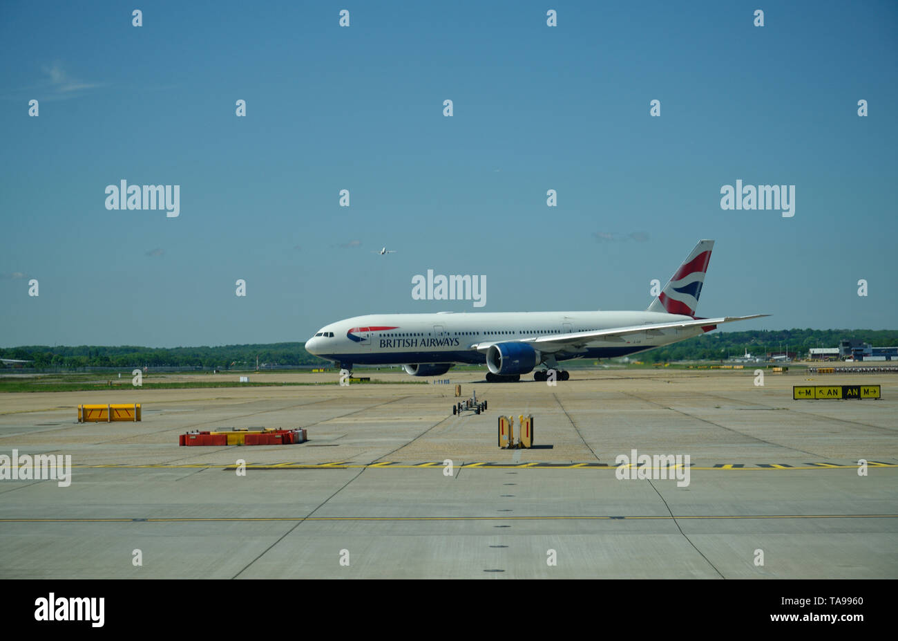 Avion à l'aéroport de Gatwick. Vol British Ariways, roulage vers la piste. Banque D'Images