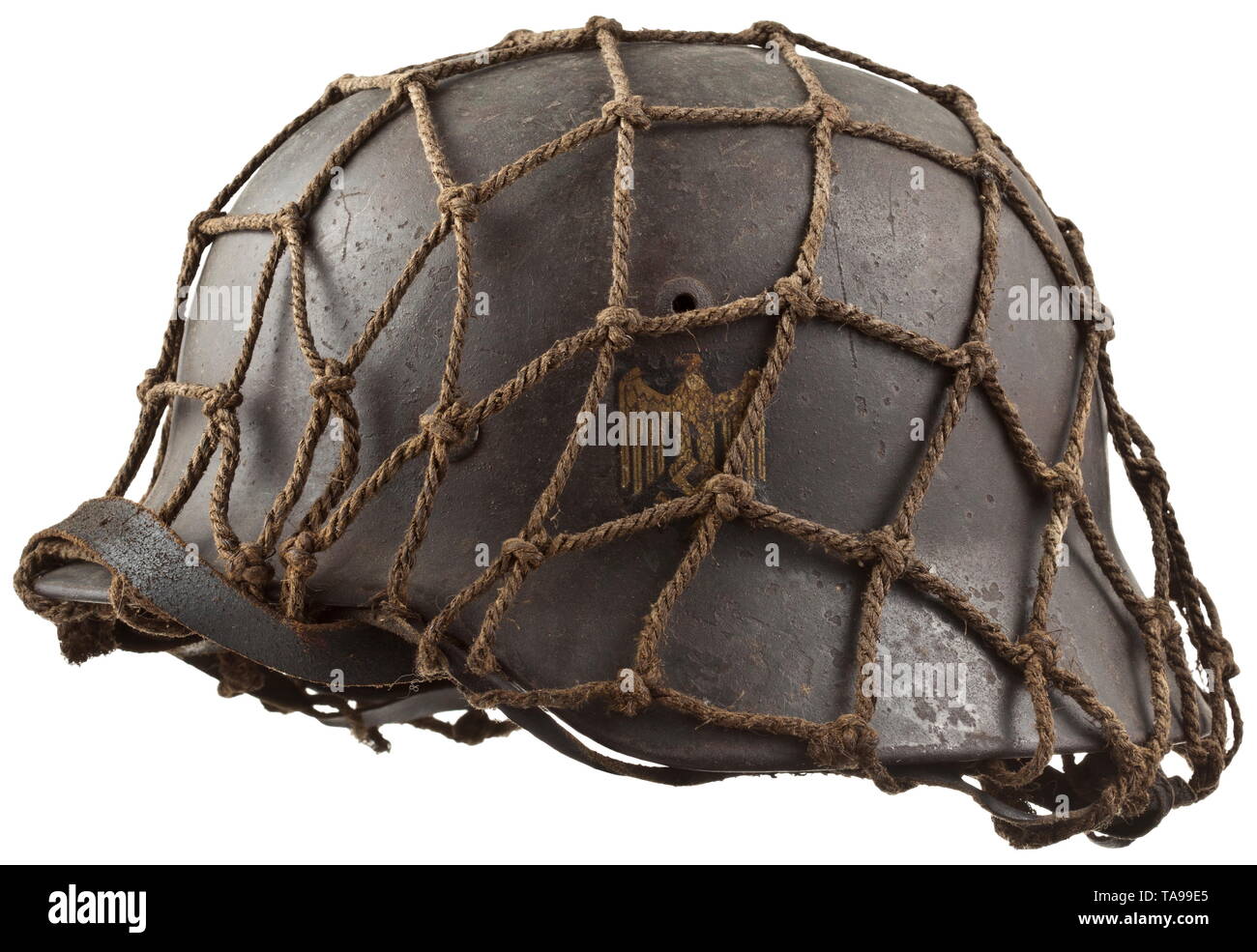 Un casque d'acier de 40 m avec filet de camouflage du crâne d'acier avec la lumière, la peinture de camouflage, de l'emblème national presque entièrement intacte, l'intérieur avec bouilloire stamping 'ET62' (Thale Iron Works) et '4097', des filets tendus pour l'apposition d'autres matériel de camouflage, d'un revêtement interne intacte avec jugulaire historique., historique, armée, armées, forces armées, militaires, militaria, objet, objets, alambics, clipping, coupures, découper, découpage, cut-outs, 20e siècle, Editorial-Use-seulement Banque D'Images