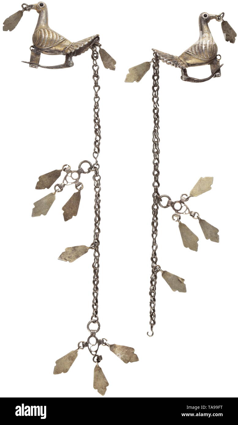 Une paire de fibules d'oiseaux Byzantine moyen avec pendilia, 10e - 11e siècle argent doré oiseaux miniatures finement travaillées avec ailes et queue de plumes. Dans les yeux d'incrustations en verre foncé. Incorporés dans le bec un anneau avec une feuille en forme de feuille. Sous les plumes de la queue un second anneau à laquelle un montant de près de 18 cm de longueur chaîne argent est jointe (le pendilium). Attaché à lui d'argent doré en forme de feuille feuilles, 2 feuilles et deux groupes de trois feuilles connecté à un centre de fil en filigrane. Une feuille d'argent manquant au groupe inférieur de l'un pendilium Additional-Rights Clearance-Info ,,--Not-Available Banque D'Images