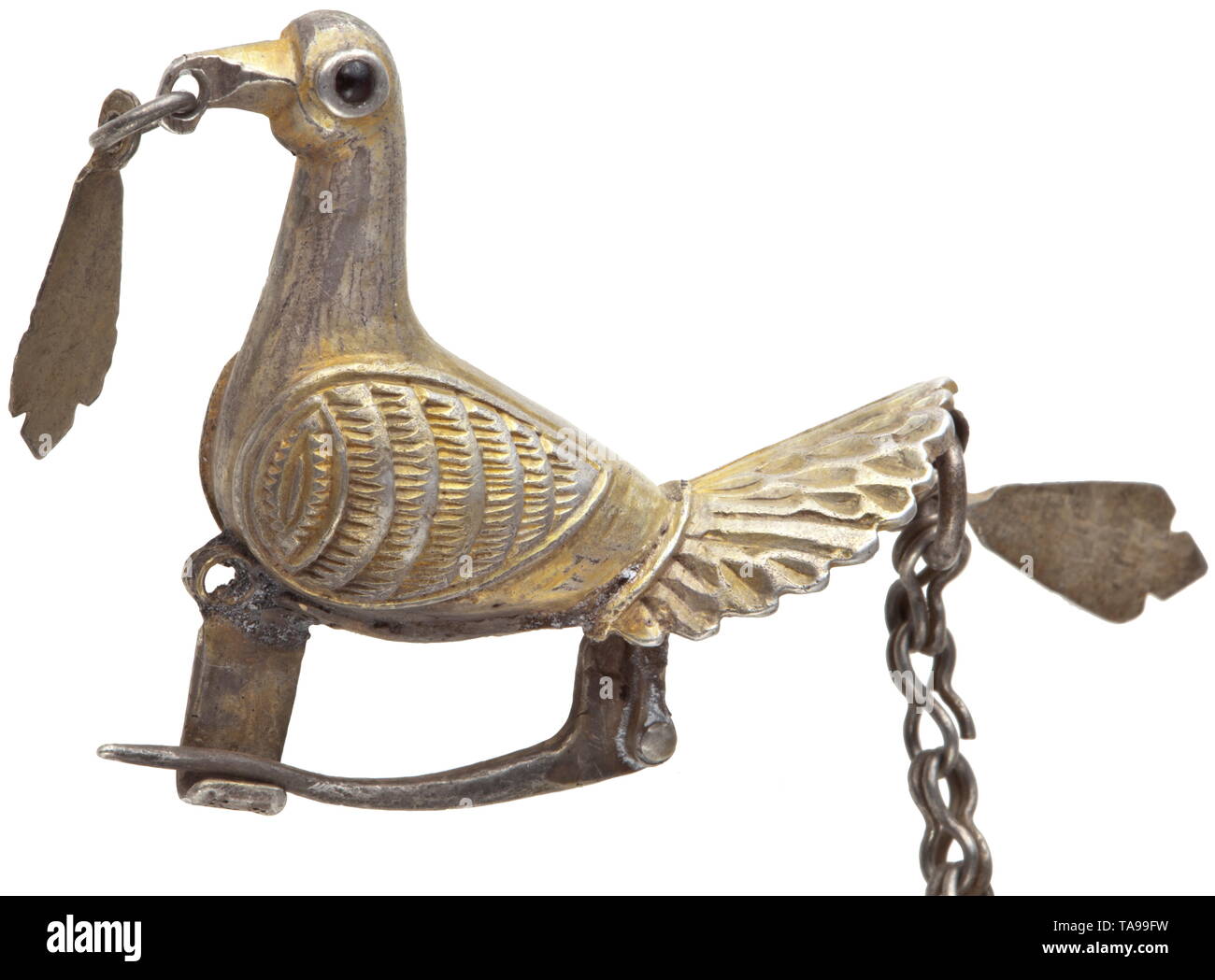 Une paire de fibules d'oiseaux Byzantine moyen avec pendilia, 10e - 11e siècle argent doré oiseaux miniatures finement travaillées avec ailes et queue de plumes. Dans les yeux d'incrustations en verre foncé. Incorporés dans le bec un anneau avec une feuille en forme de feuille. Sous les plumes de la queue un second anneau à laquelle un montant de près de 18 cm de longueur chaîne argent est jointe (le pendilium). Attaché à lui d'argent doré en forme de feuille feuilles, 2 feuilles et deux groupes de trois feuilles connecté à un centre de fil en filigrane. Une feuille d'argent manquant au groupe inférieur de l'un pendilium Additional-Rights Clearance-Info ,,--Not-Available Banque D'Images