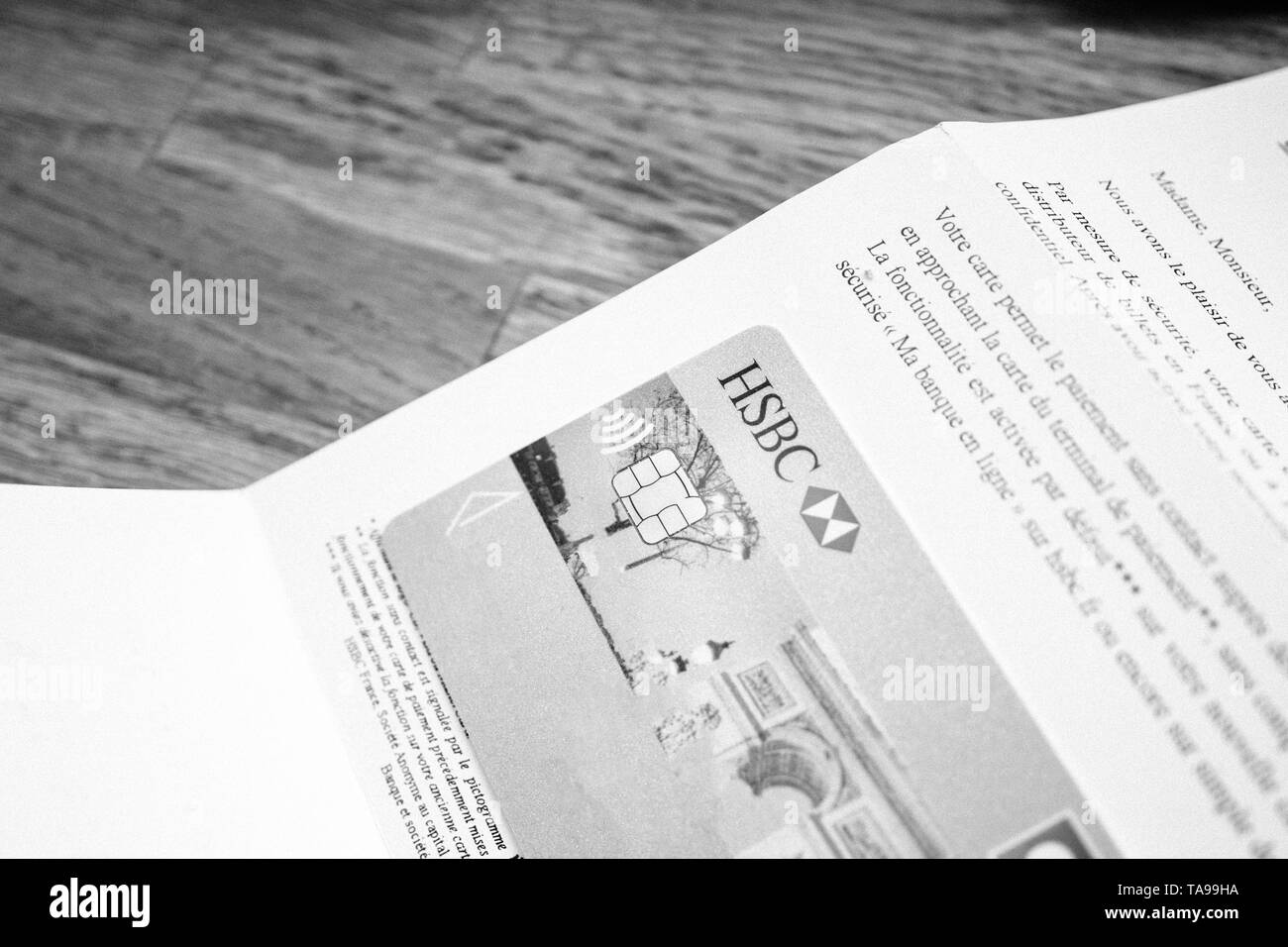 Paris, France - Apr 9, 2017 : Nouvelle division française HSBC dispose d''Arc de Triomphe sur la couverture Visa Maestro carte reçue dans l'enveloppe blanche et des instructions sur la façon de l'utiliser - noir et blanc Banque D'Images