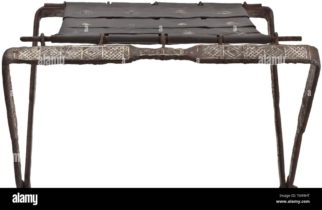 A la fin de la période romaine fer à repasser chaise pliante avec de l'or-damascening pour de hauts fonctionnaires ou officiers de l'armée, 4ème - 5ème siècle Deux armatures en fer forgé de ca. 8 mm de largeur, relié au centre par un robuste avec un rivet goujon quadrangulaire. Cette fonctions communes à cause de la restauration. Largeur de cadre à chaque ca. 3 cm. Cintré et côtés, après 15 cm à l'extrémité d'un étroit, seulement 2 cm de large section centrale. Le dessus et les surfaces latérales, richement décorées avec un motif géométrique de fil de métal inlays, en haut d'argent, bronze sur les côtés. L'intérieur du châssis sur-Clearance-Info Additional-Rights, iet-Not-Available Banque D'Images