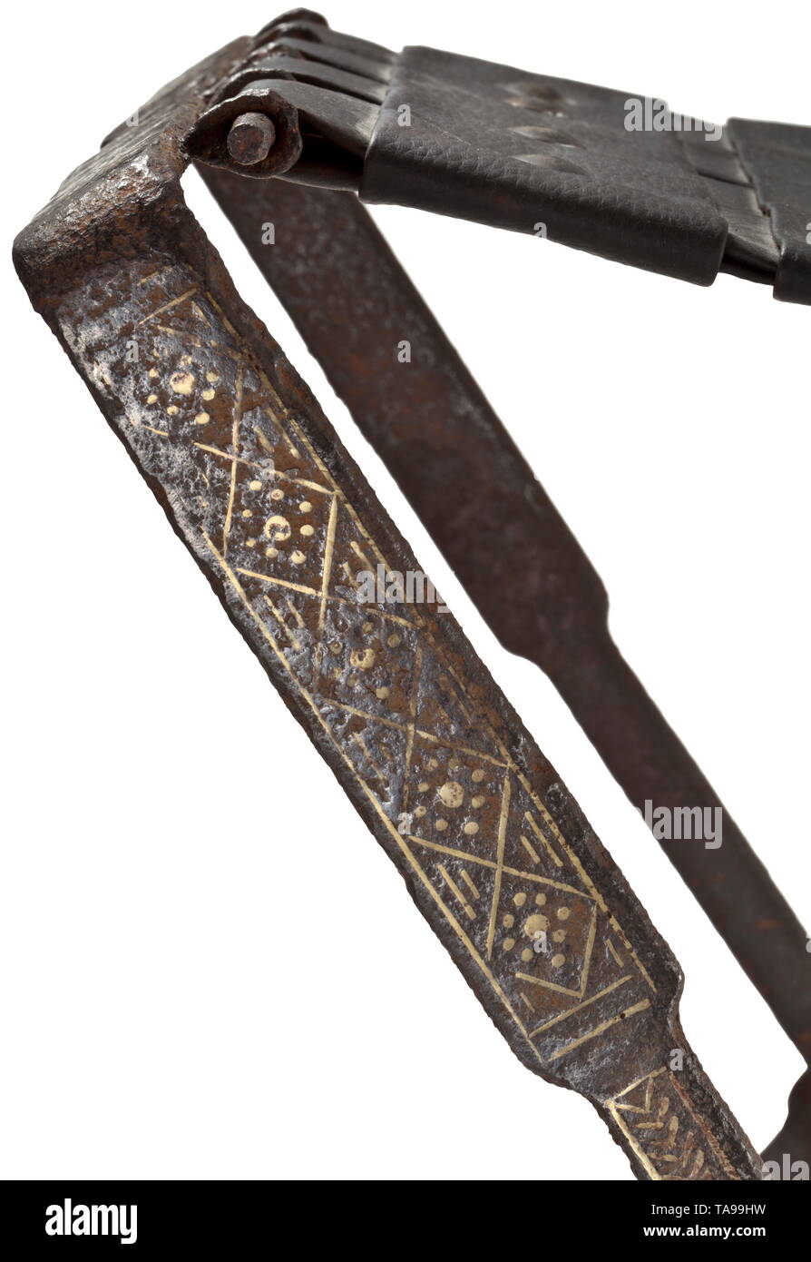 A la fin de la période romaine fer à repasser chaise pliante avec de l'or-damascening pour de hauts fonctionnaires ou officiers de l'armée, 4ème - 5ème siècle Deux armatures en fer forgé de ca. 8 mm de largeur, relié au centre par un robuste avec un rivet goujon quadrangulaire. Cette fonctions communes à cause de la restauration. Largeur de cadre à chaque ca. 3 cm. Cintré et côtés, après 15 cm à l'extrémité d'un étroit, seulement 2 cm de large section centrale. Le dessus et les surfaces latérales, richement décorées avec un motif géométrique de fil de métal inlays, en haut d'argent, bronze sur les côtés. L'intérieur du châssis sur-Clearance-Info Additional-Rights, iet-Not-Available Banque D'Images