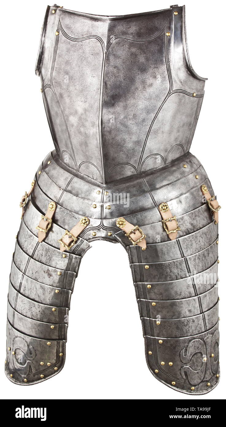 Un plastron avec tassets, Nouveau-Brunswick, vers 1580 avec une légère cuirasse striée distinctement projection médiale. Le cou et le bras avec ouvertures-tourné intérieurement et brides angulaires en cordée. Les épaules avec l'attache en fer originale boucles. Jupe de trois lames et tourné avec bord en cordée. Tassets glissant sur sept lames avec tournée et bords en cordée, la frontière décoré de fleurs de lys d'ornements. Toutes les pièces avec lits jumeaux décoratifs estampés avec rivets et lignes de laiton têtes. Revêtement en peau et boucles renouvelé. Hauteur 79 cm., historique, historique, Additional-Rights Clearance-Info-mê-Not-Available Banque D'Images