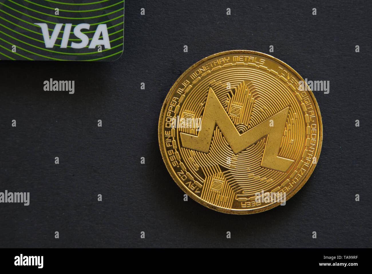 PRAGUE, RÉPUBLIQUE TCHÈQUE - Mai 2019 : Golden Monerd coin à côté de carte  bancaire Visa sur fond noir. La monnaie numérique, bloc marché chaîne Photo  Stock - Alamy