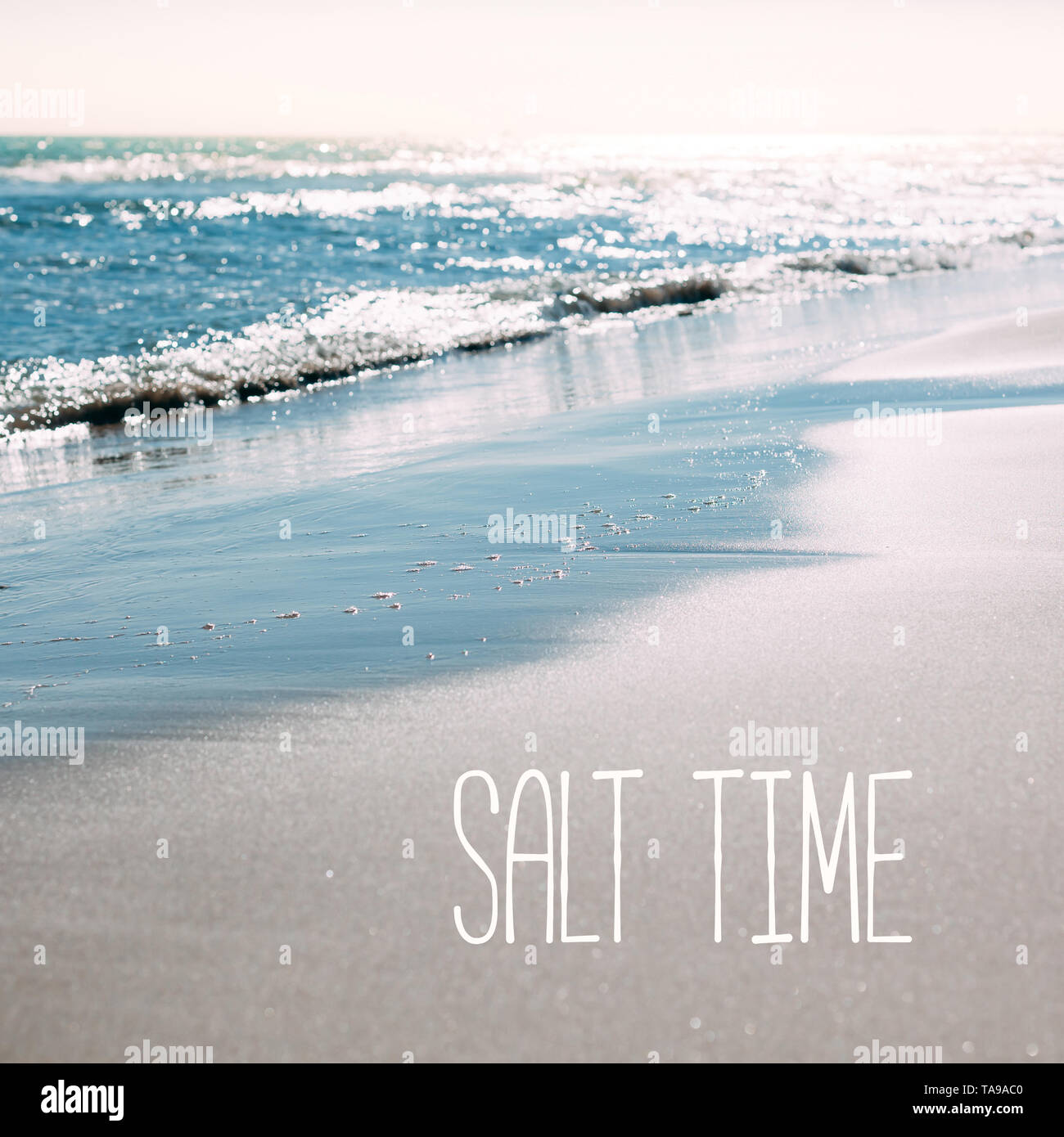 Plage De Sable Et Mer D Ete Fond De Vagues Maison De Vacances Carre Flou Flou Artistique Concept Avec Citation De Motivation Temps Sel Photo Stock Alamy