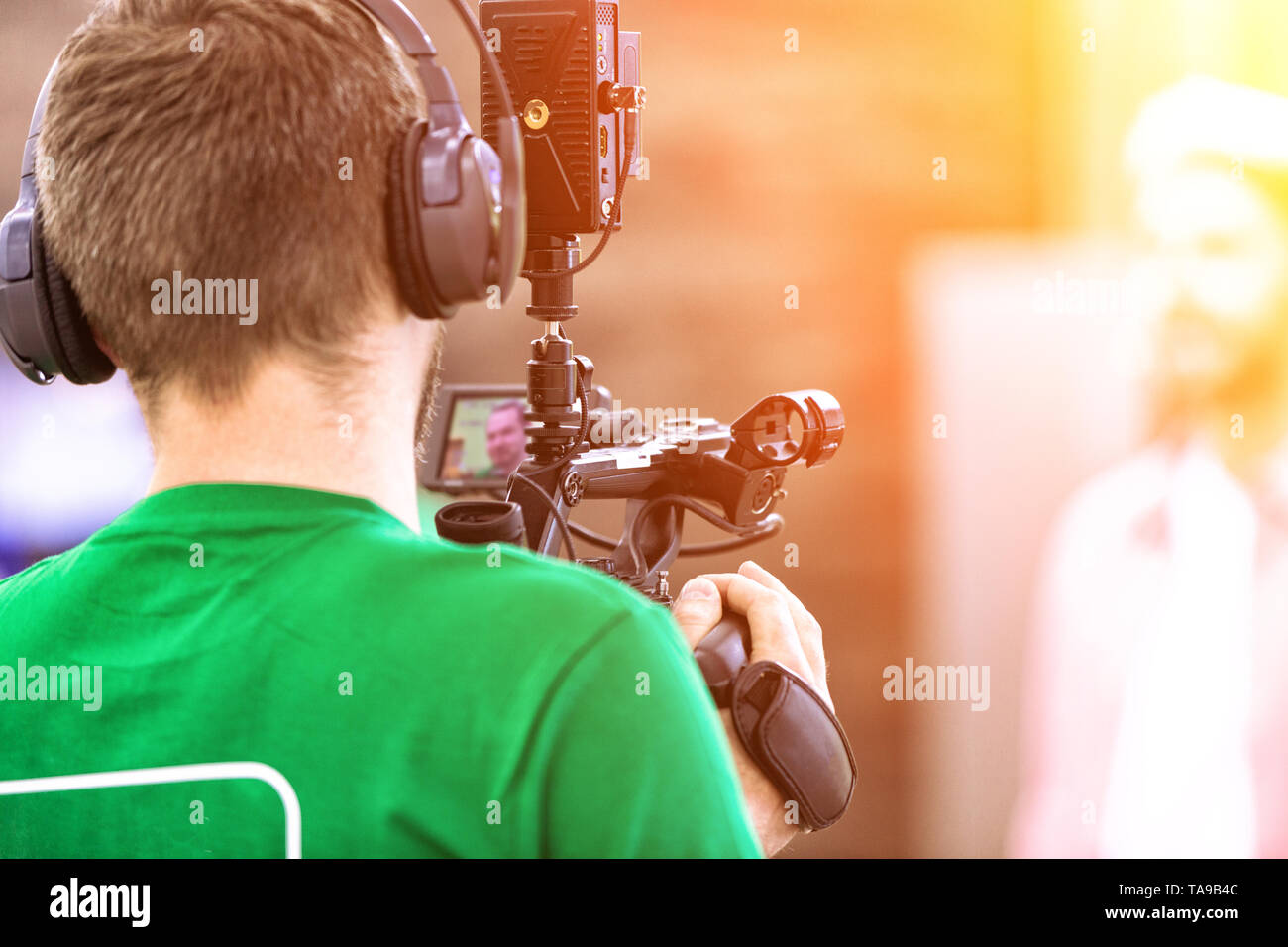 Le concept de la création de TV, du contenu vidéo, backstage. Un caméraman  professionnel est de tournage sur une caméra vidéo. Coulisses de l'émission  de télévision de filmer Photo Stock - Alamy