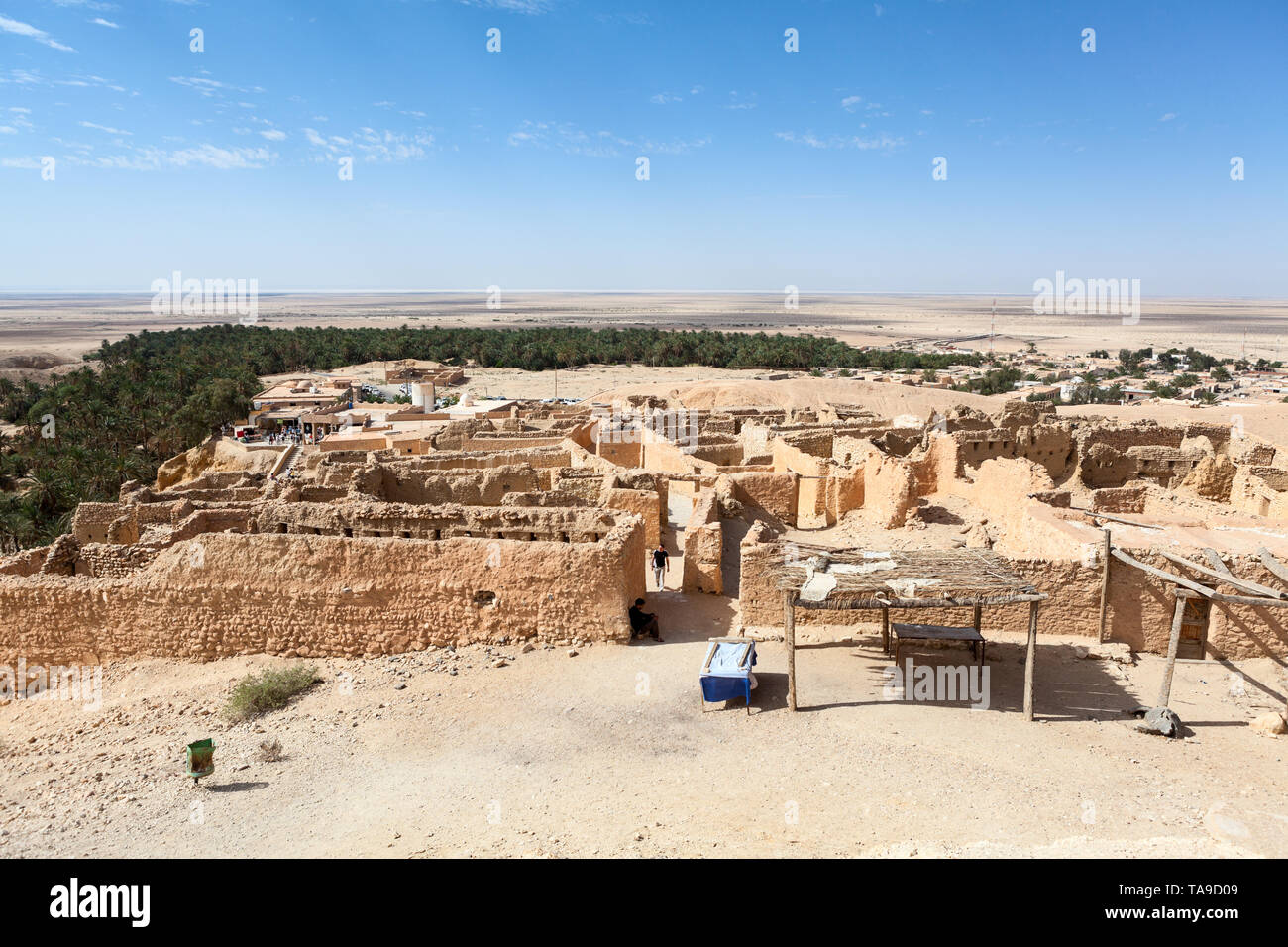 TOZEUR, TUNISIE-vers mai, 2012 : vue panoramique des ruines de la vieille ville de Chebika, abandonné en 1969, après des inondations catastrophiques. C'est oasis à pied de th Banque D'Images