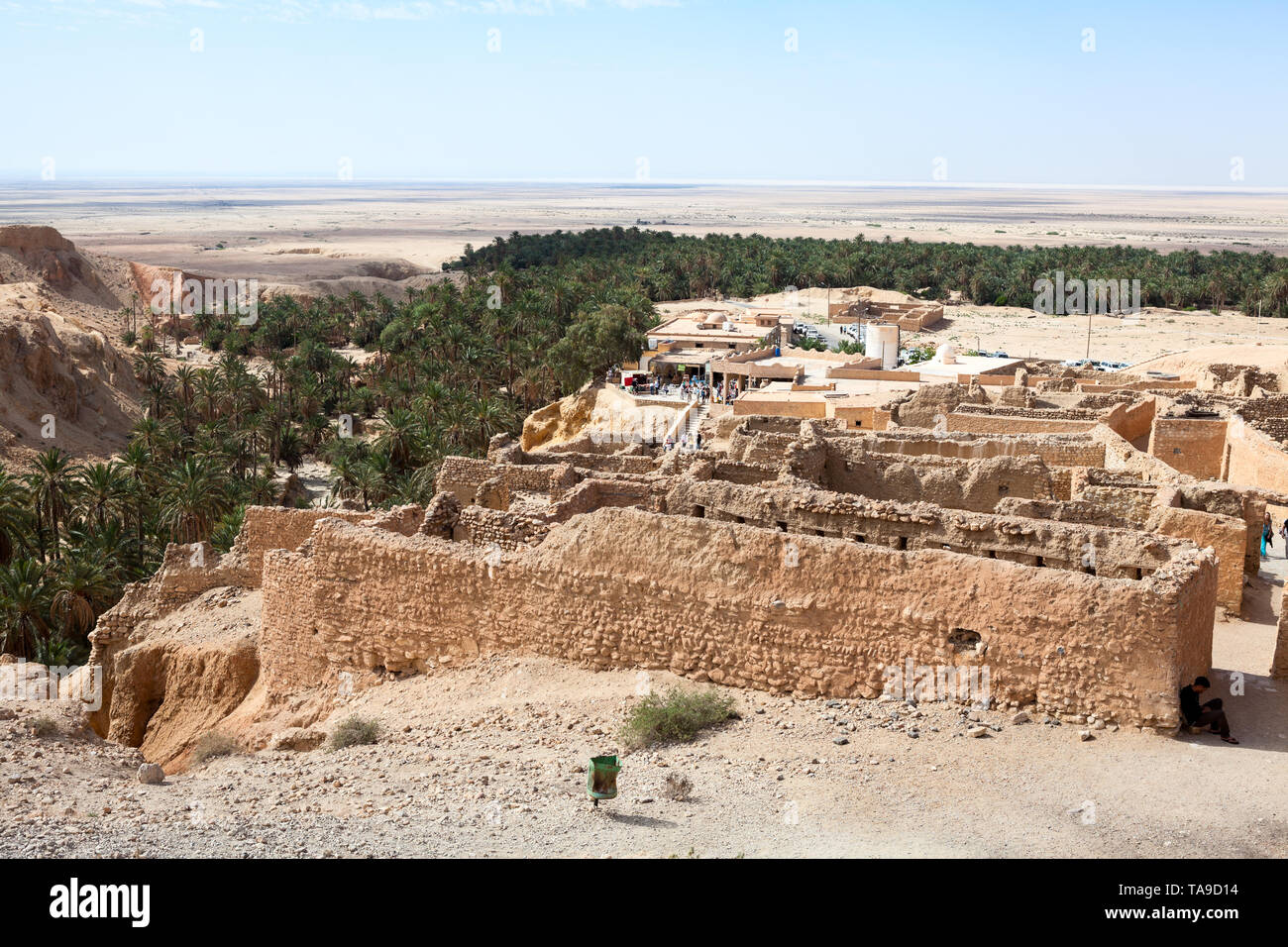 TOZEUR, TUNIS-vers mai, 2012 : les ruines de la vieille ville de Chebika, abandonné en 1969, après des inondations catastrophiques. Maintenant, c'est oasis de montagne au pied du Djebe Banque D'Images