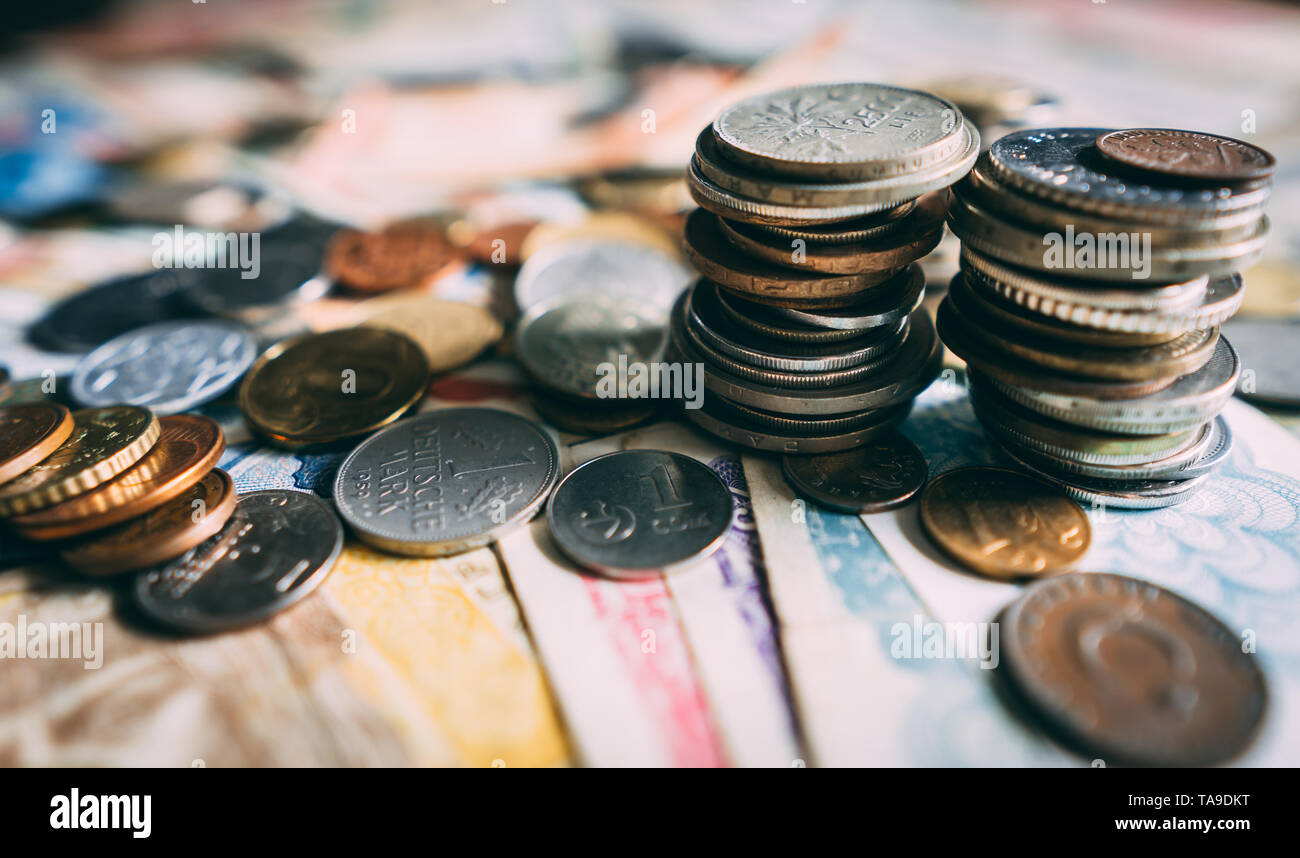 Vue de dessus de diverses pièces réparties sur la table. Beaucoup de pièces métalliques de différents pays dans le tas. Banque D'Images Vue de dessus de diverses pièces réparties sur la table. Beaucoup de pièces métalliques de différents pays dans le tas. Banque D'Images