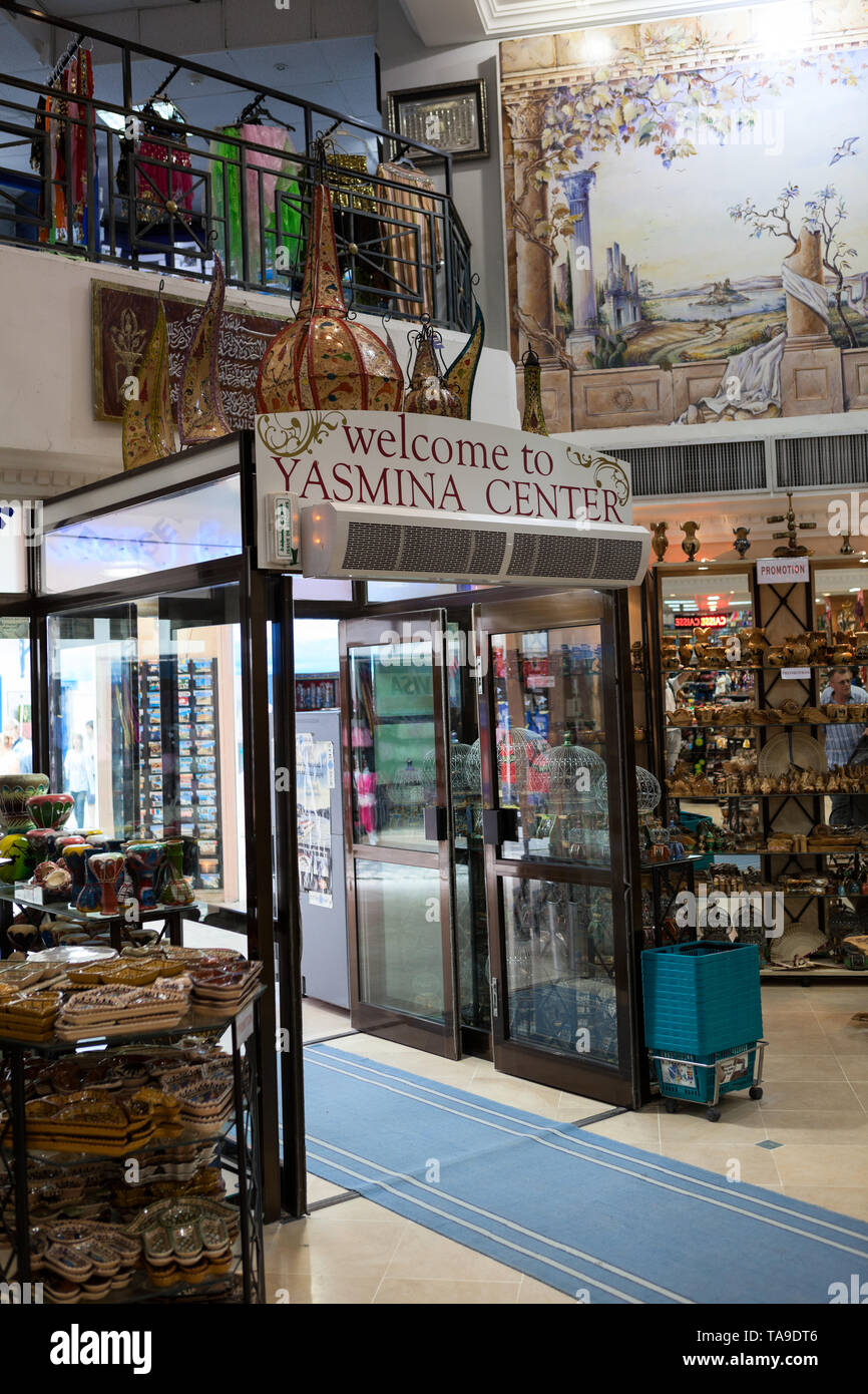 SOUSSE, TUNISIE-vers mai, 2012 : porte d'entrée et l'intérieur du centre  souvenir Yasmina. L'intérieur de grands cadeaux avec beaucoup de cadeaux  publicitaires et de n Photo Stock - Alamy