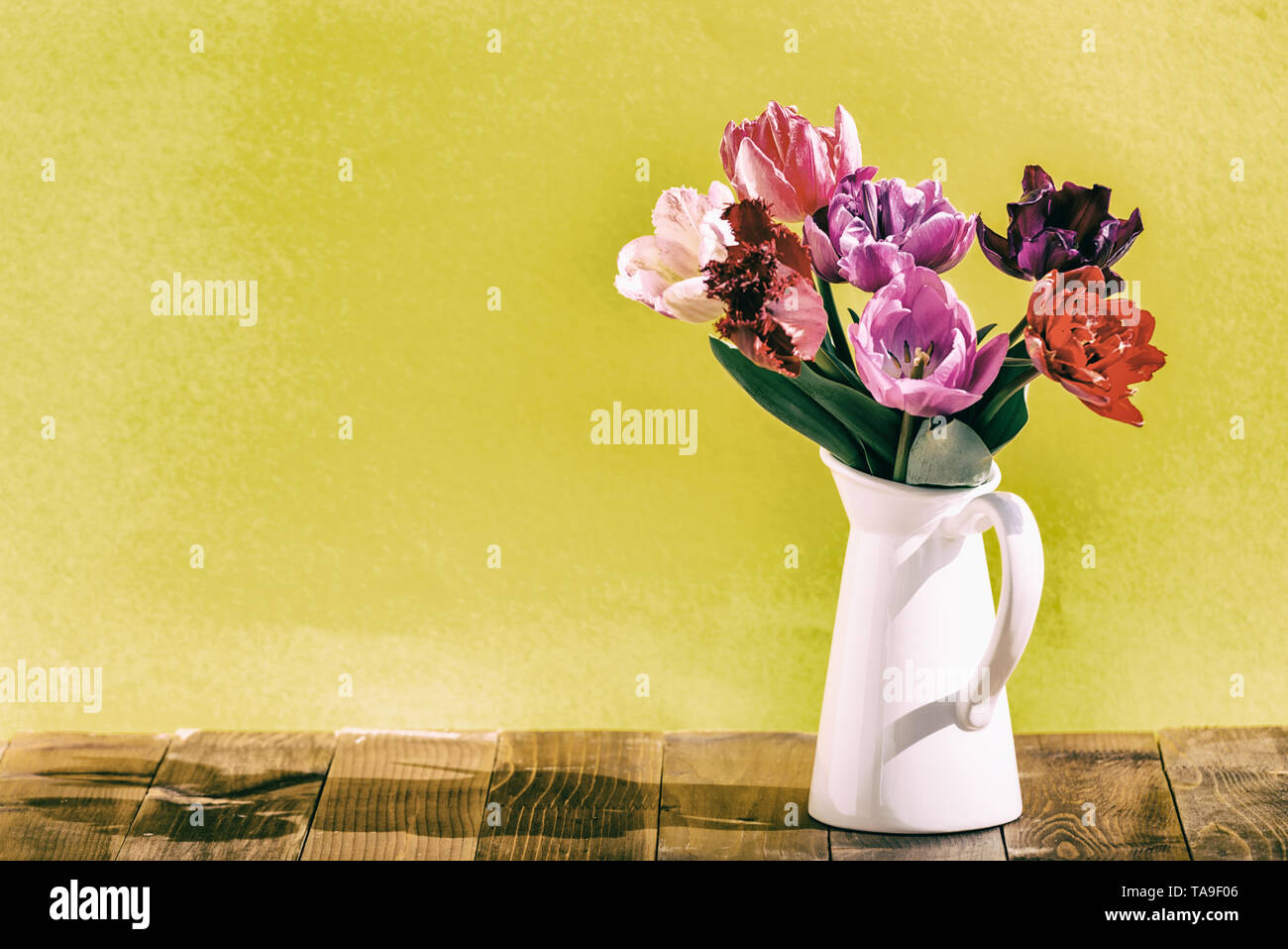 Bouquet de tulipes dans un vase, de tulipes colorées fleurs vintage background Banque D'Images