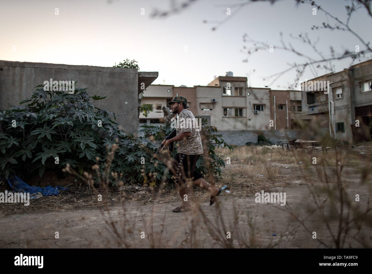 Tripoli (Libye). 22 mai, 2019. Un chasseur de forces de l'ONU le gouvernement libyen est vue à Salah Al-Din front line, Tripoli, Libye, le 22 mai 2019. L'envoyé spécial des Nations Unies, haut pour la Libye a averti mardi que les pays arabes est au bord de la guerre civile qui pourrait mener à la division permanente. Credit : Amru Salahuddien/Xinhua/Alamy Live News Banque D'Images