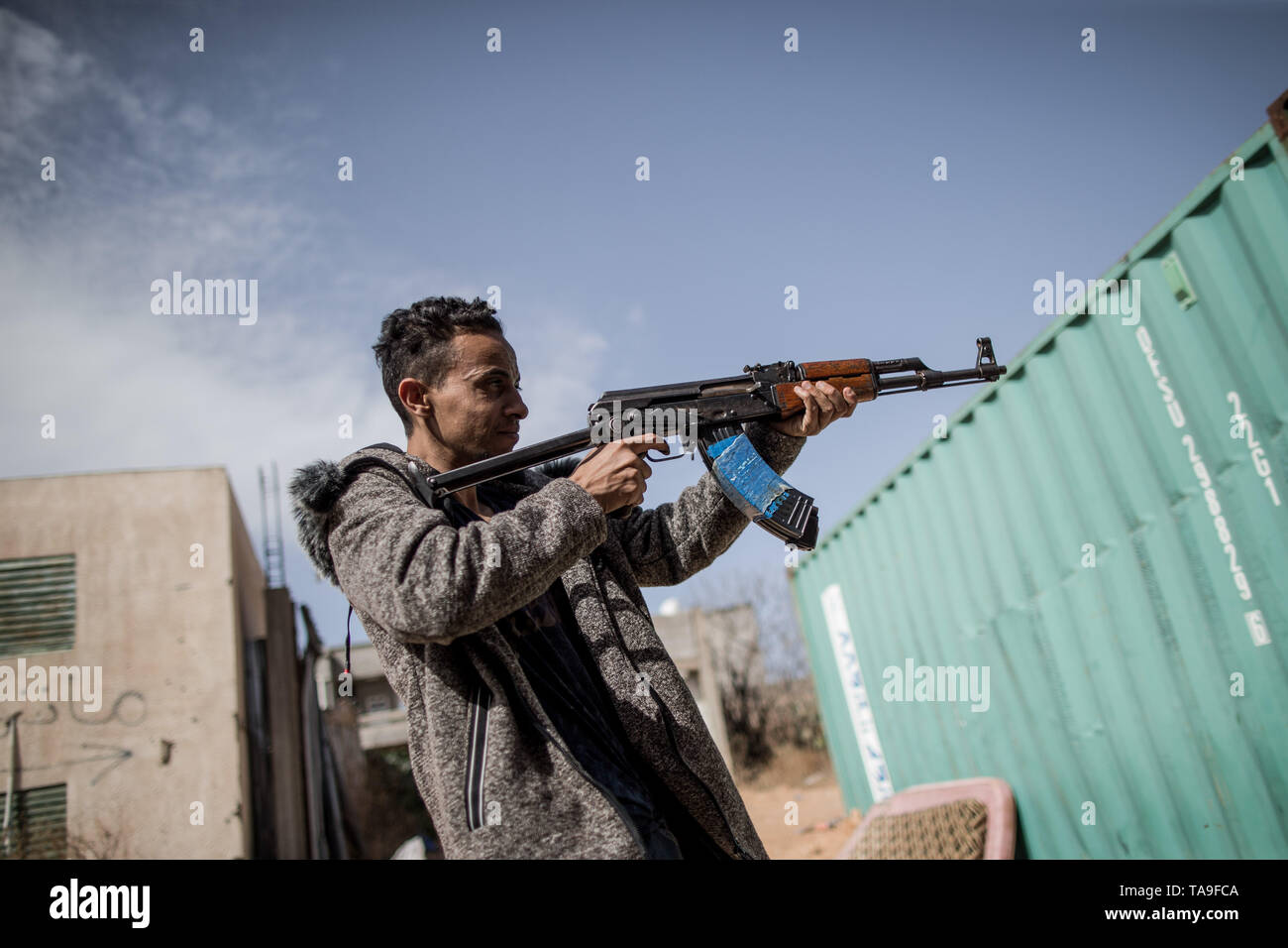 Tripoli (Libye). 22 mai, 2019. Un chasseur de forces de l'ONU le gouvernement libyen de forêt à l'Est, l'Armée nationale libyenne (LNA) lors d'affrontements à Salah Al-Din front line, Tripoli, Libye, le 22 mai 2019. L'envoyé spécial des Nations Unies, haut pour la Libye a averti mardi que les pays arabes est au bord de la guerre civile qui pourrait mener à la division permanente. Credit : Amru Salahuddien/Xinhua/Alamy Live News Banque D'Images